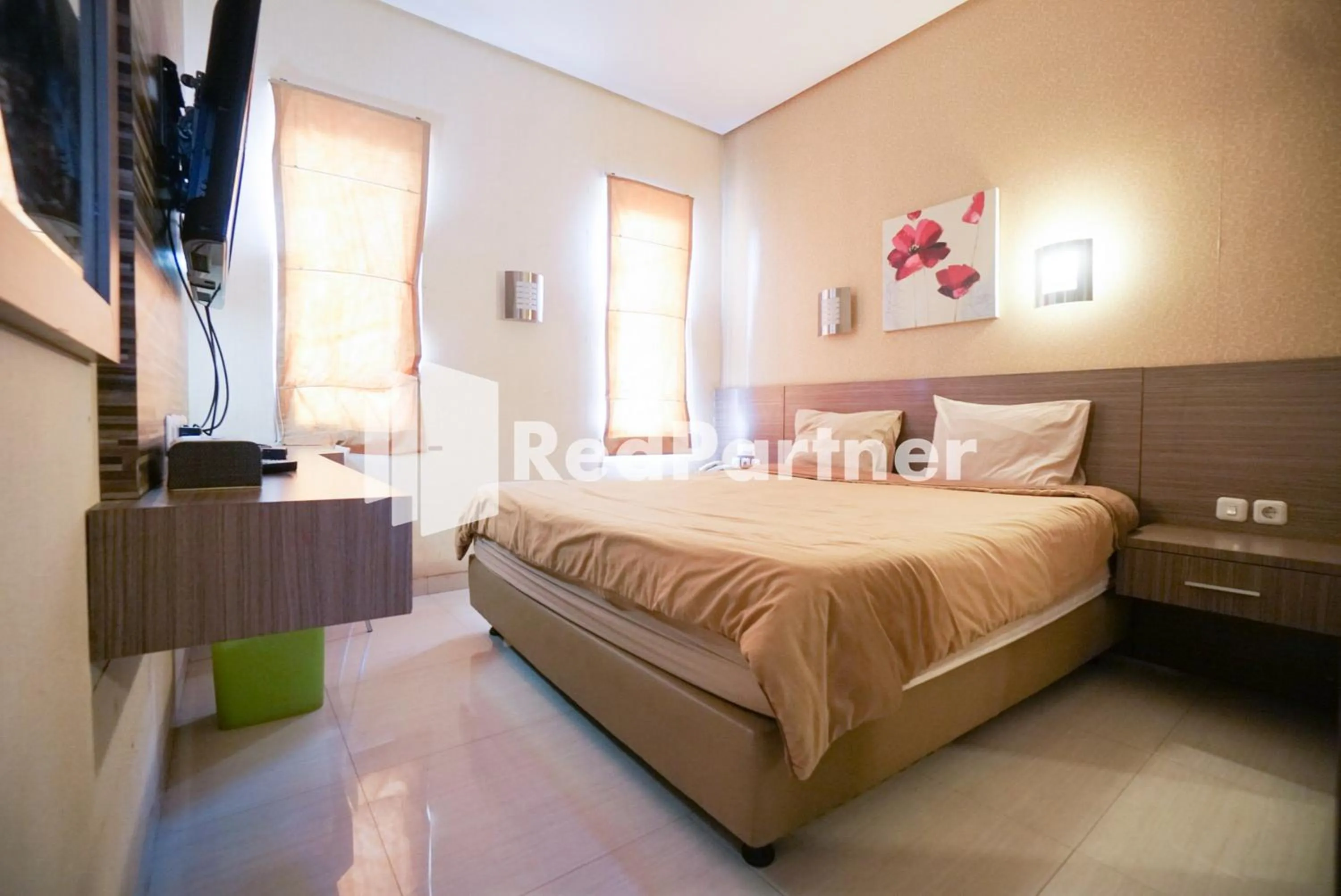 Bedroom, Bed in Tirta Mansion Lippo Karawaci Mitra RedDoorz