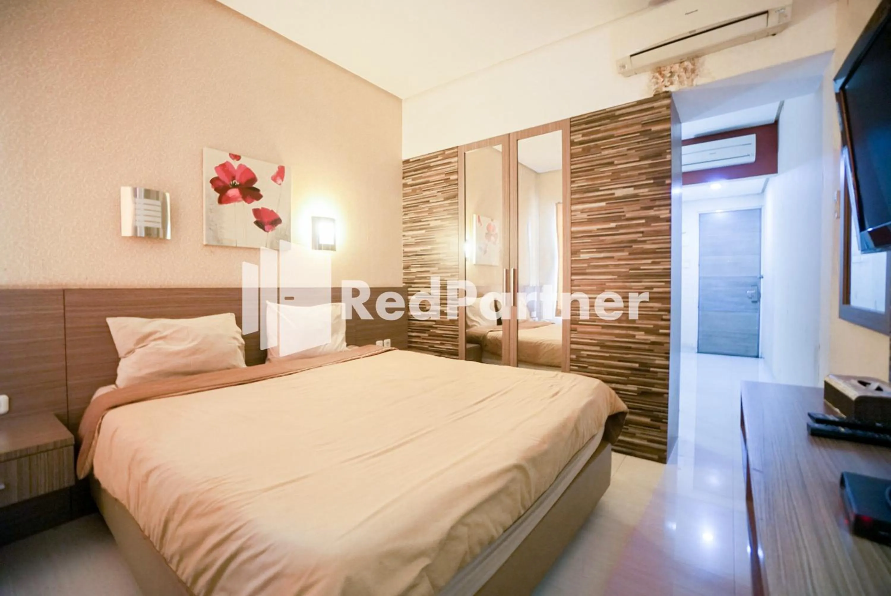 Bedroom, Bed in Tirta Mansion Lippo Karawaci Mitra RedDoorz
