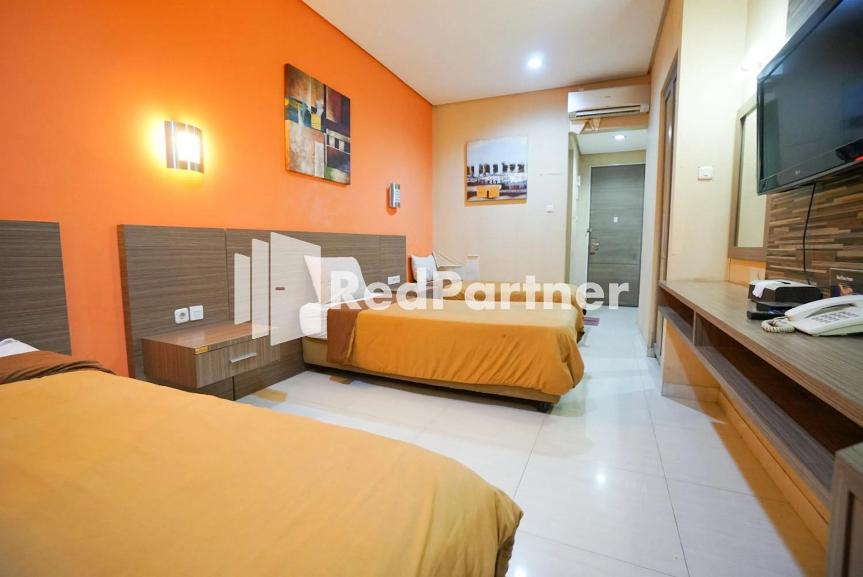 Bedroom, Bed in Tirta Mansion Lippo Karawaci Mitra RedDoorz