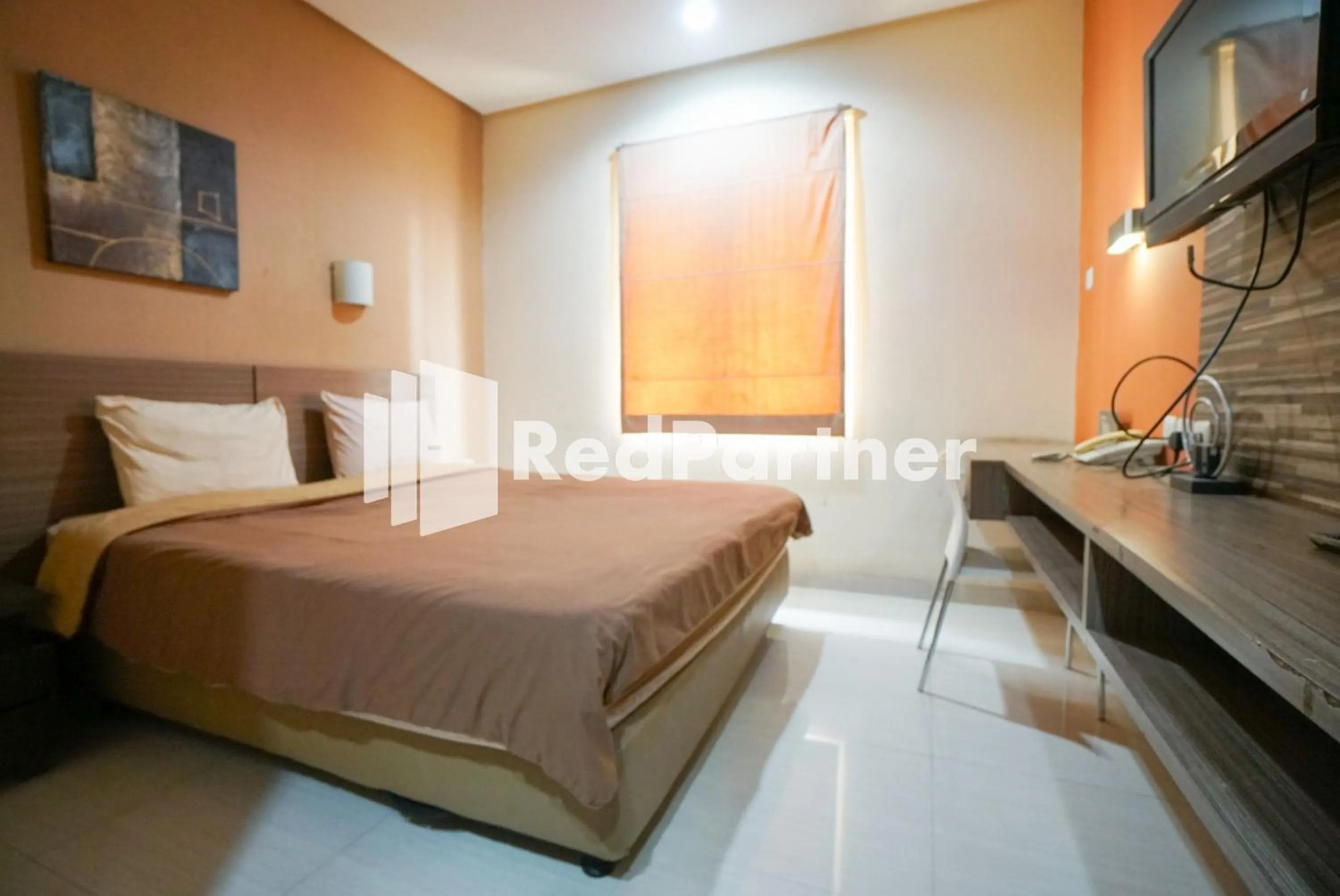 Bedroom, Bed in Tirta Mansion Lippo Karawaci Mitra RedDoorz