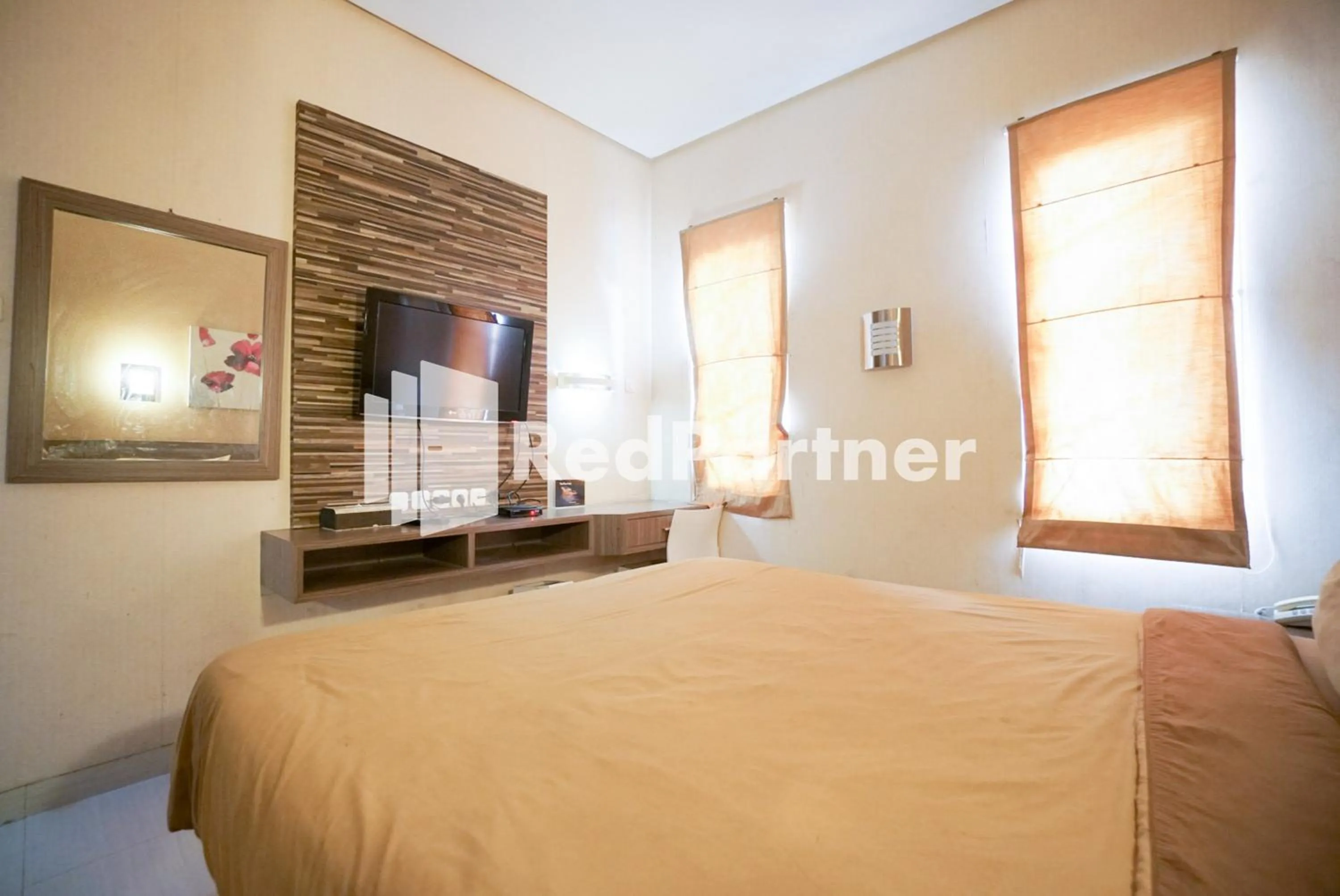 Bedroom, Bed in Tirta Mansion Lippo Karawaci Mitra RedDoorz