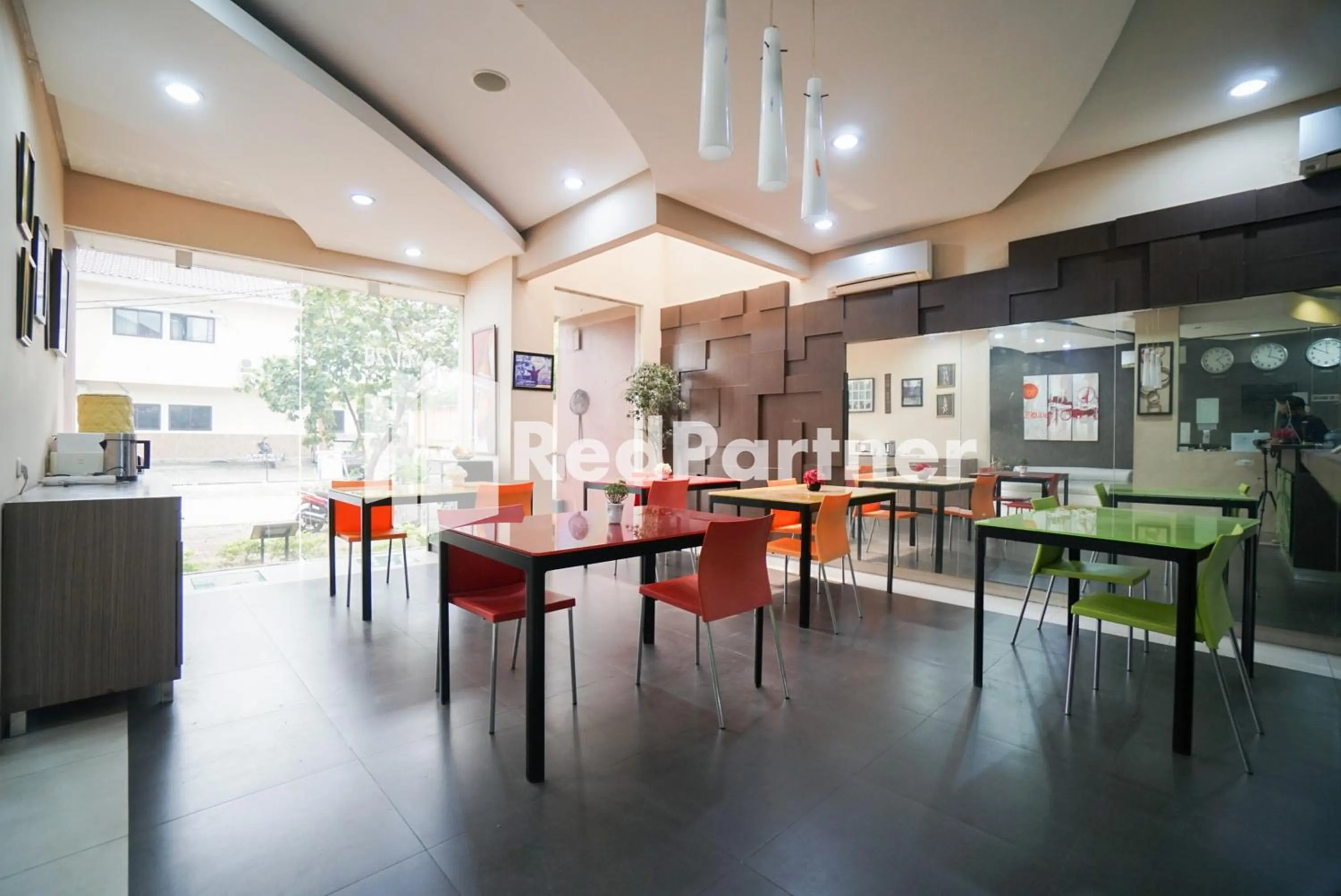 Dining area in Tirta Mansion Lippo Karawaci Mitra RedDoorz