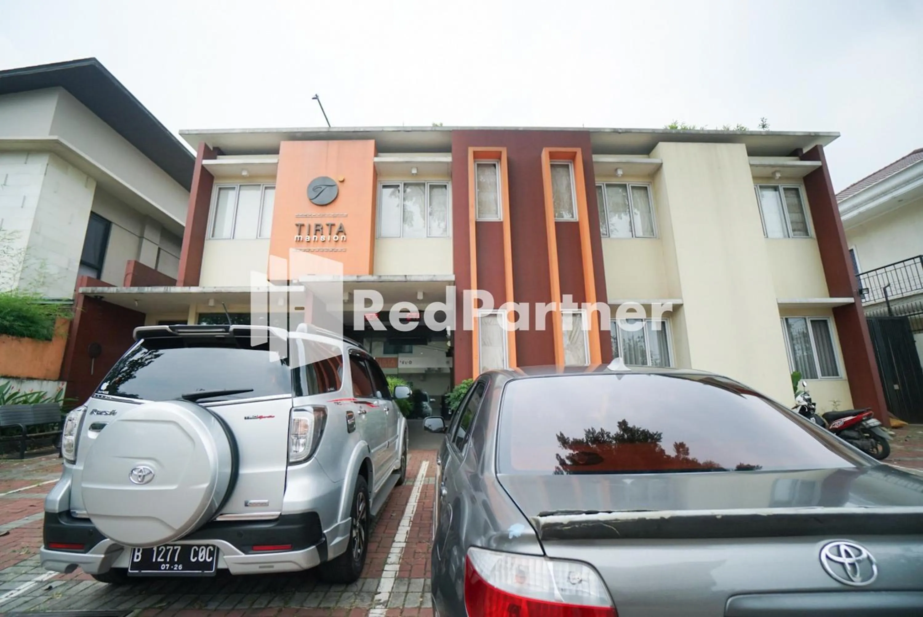 Parking in Tirta Mansion Lippo Karawaci Mitra RedDoorz