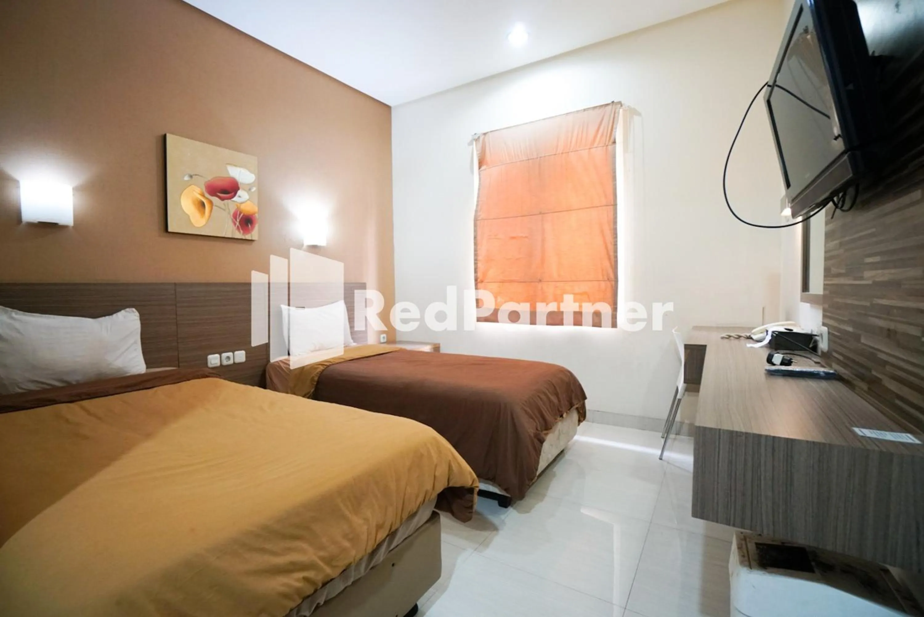 Bedroom, Bed in Tirta Mansion Lippo Karawaci Mitra RedDoorz