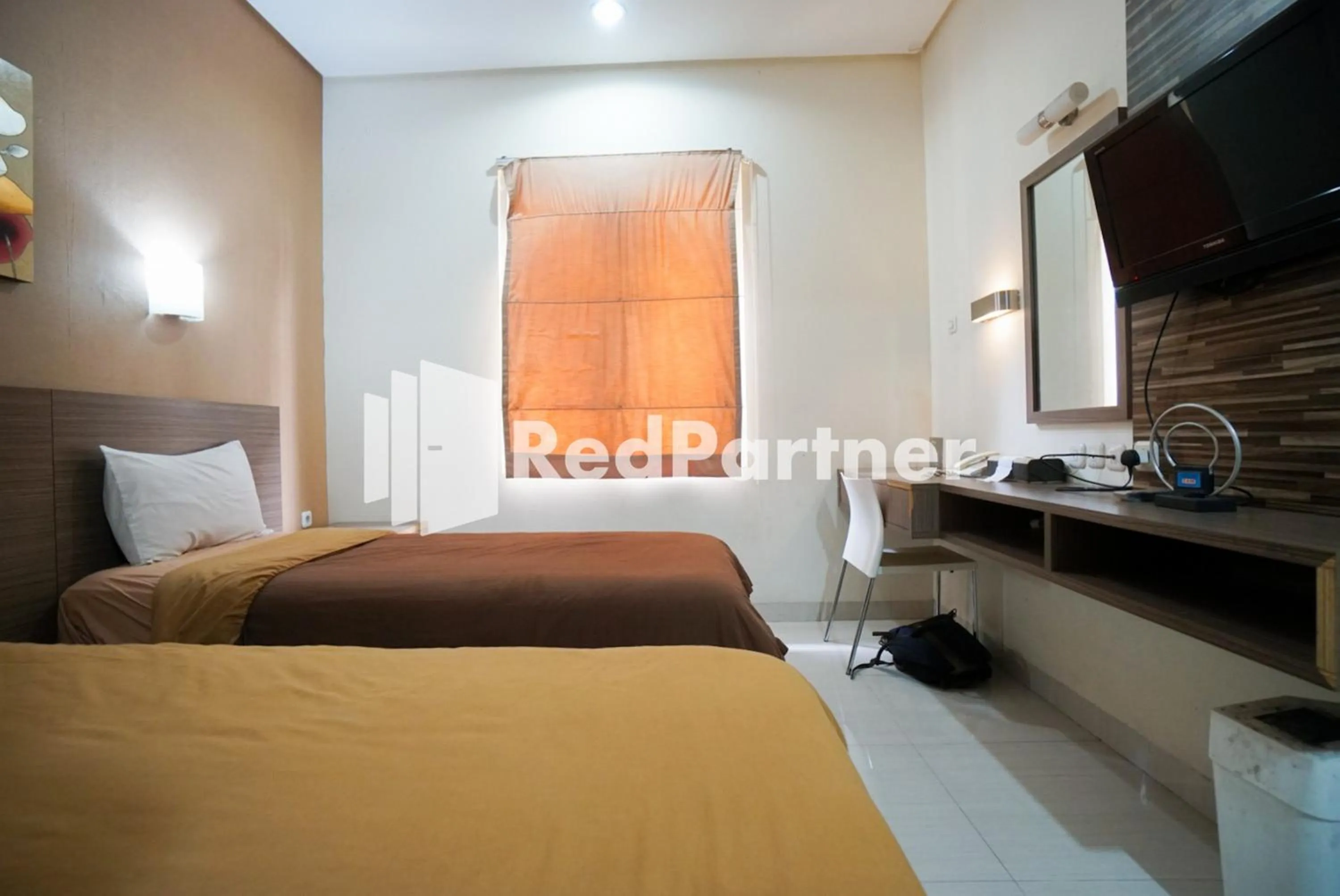 Bedroom, Bed in Tirta Mansion Lippo Karawaci Mitra RedDoorz