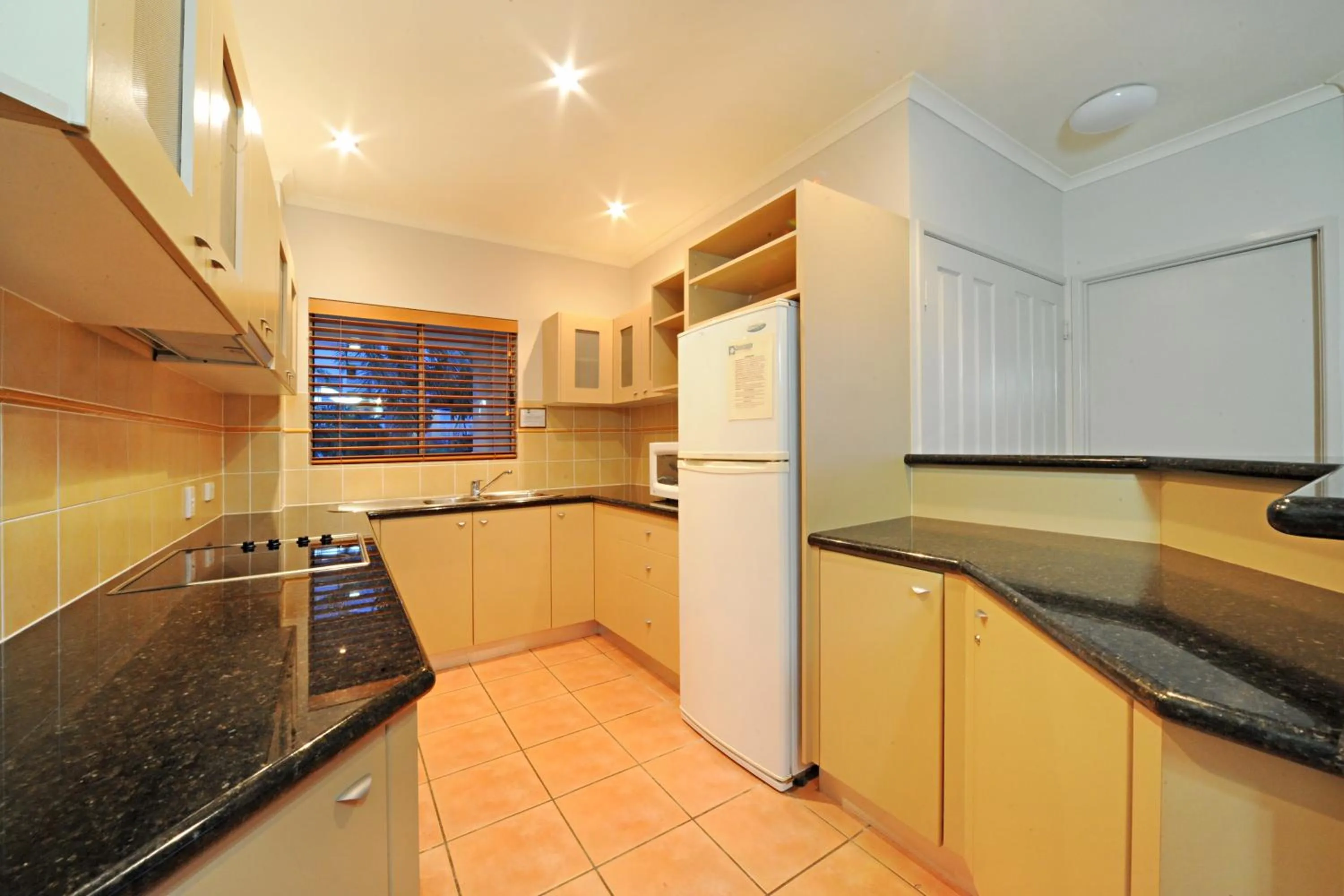 Kitchen or kitchenette in at Boathaven Bay Holiday Apartments