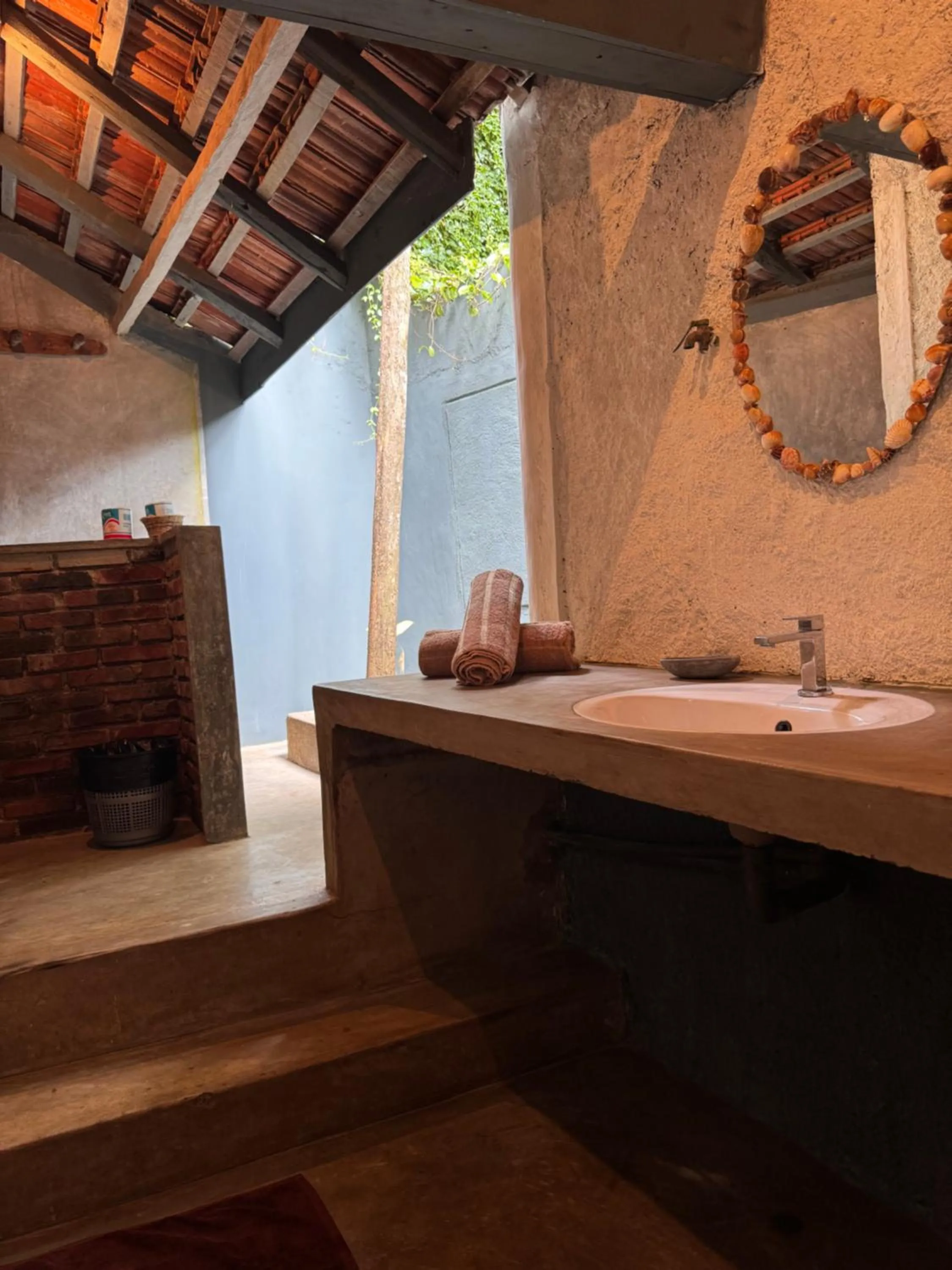 Bathroom in The Kandyan Manor by Bhathiya & Suzy