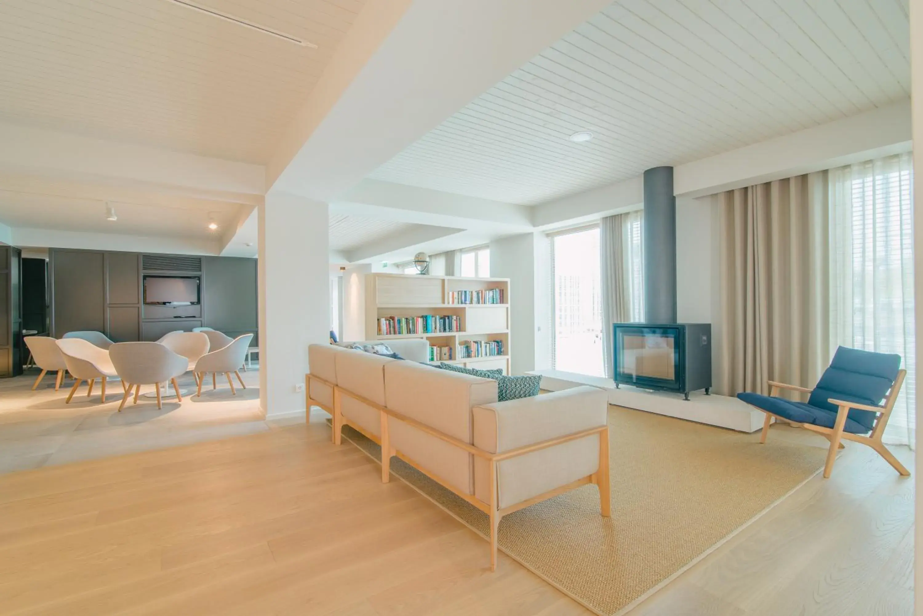 Lounge or bar in Aqualuz Lagos by The Editory Lounge or bar in Aqualuz Lagos by The Editory