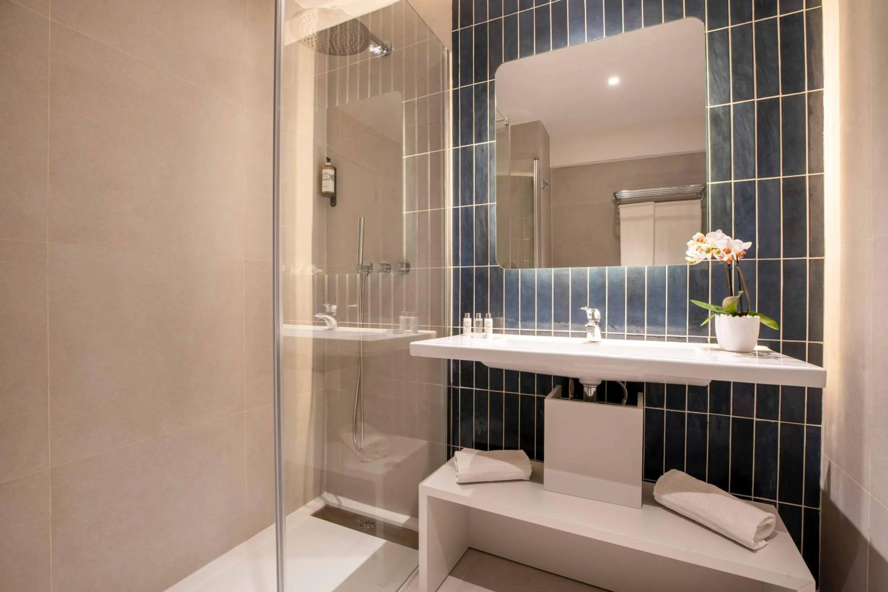Bathroom in Aqualuz Lagos by The Editory