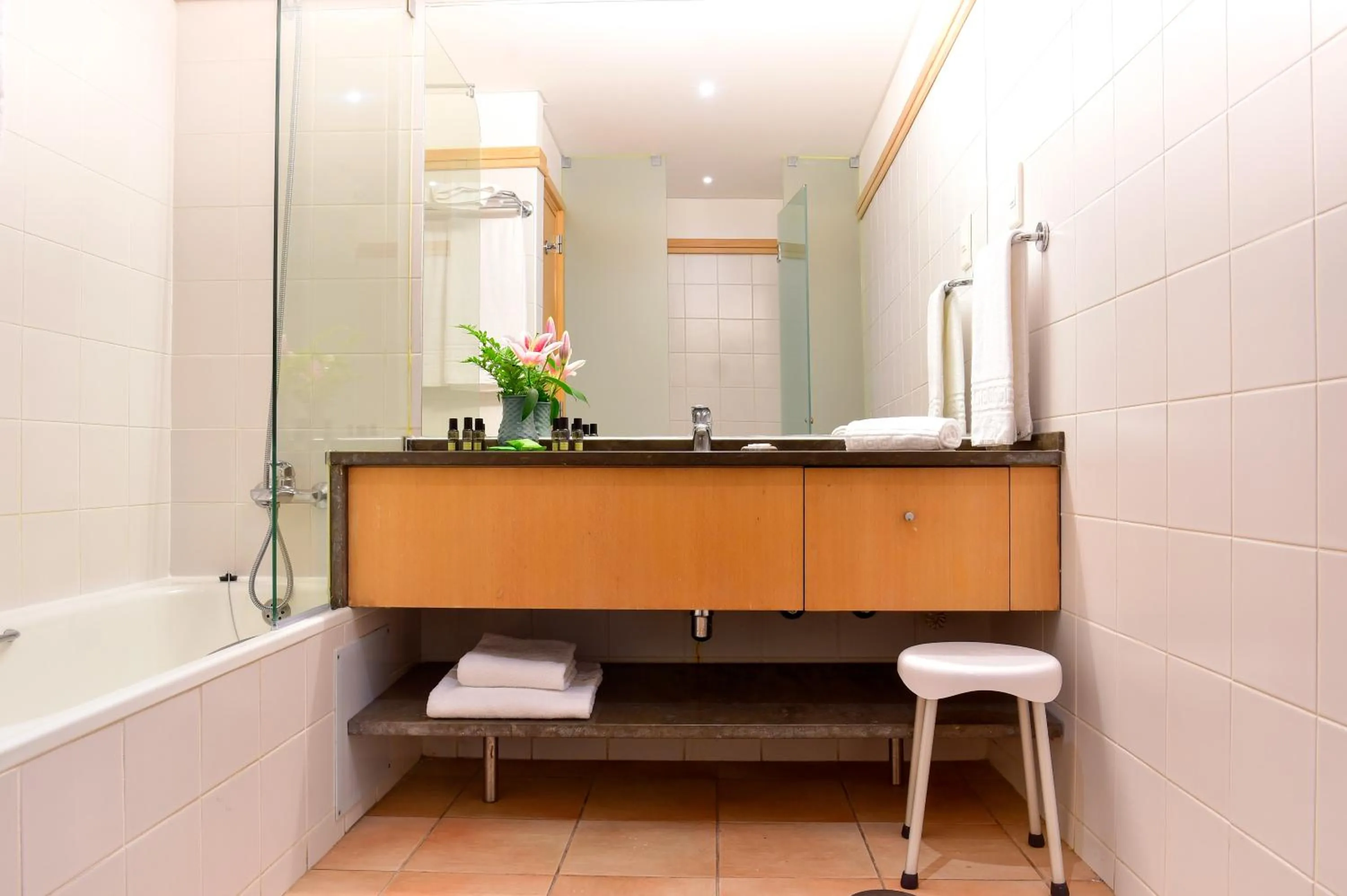 Bathroom in Aqualuz Lagos by The Editory