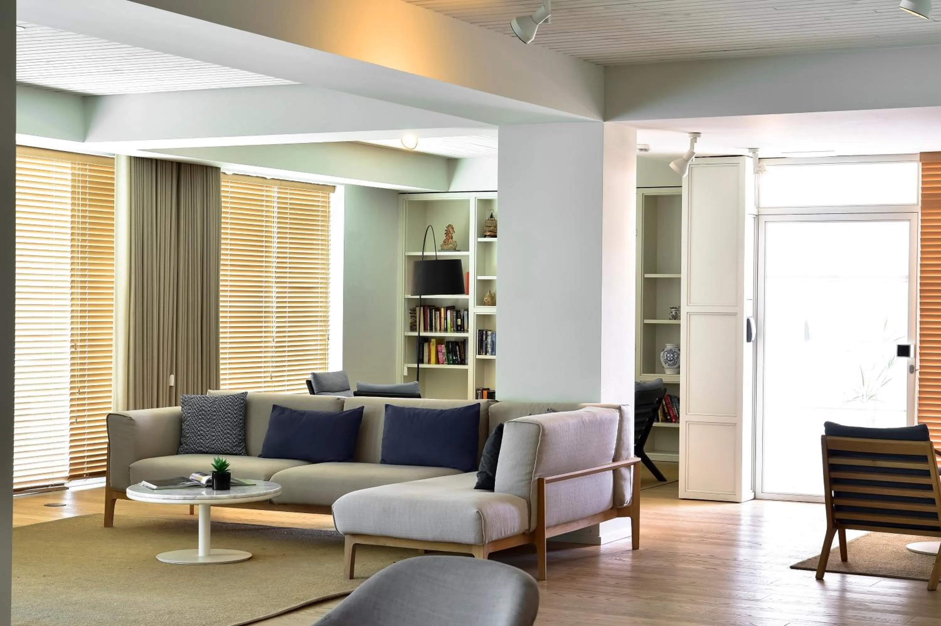 Communal lounge/ TV room in Aqualuz Lagos by The Editory