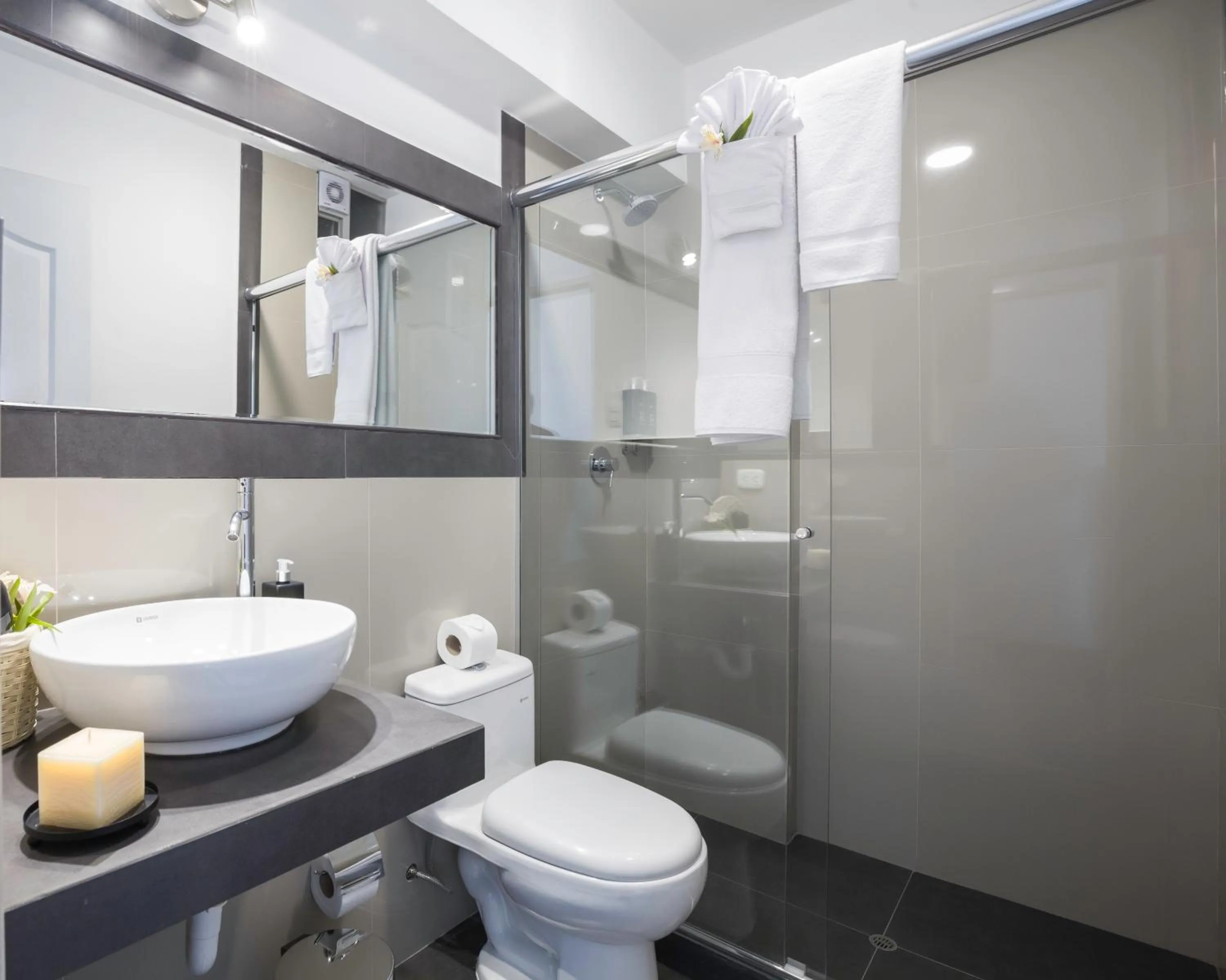 Shower in Muru Homely Hotel Cusco