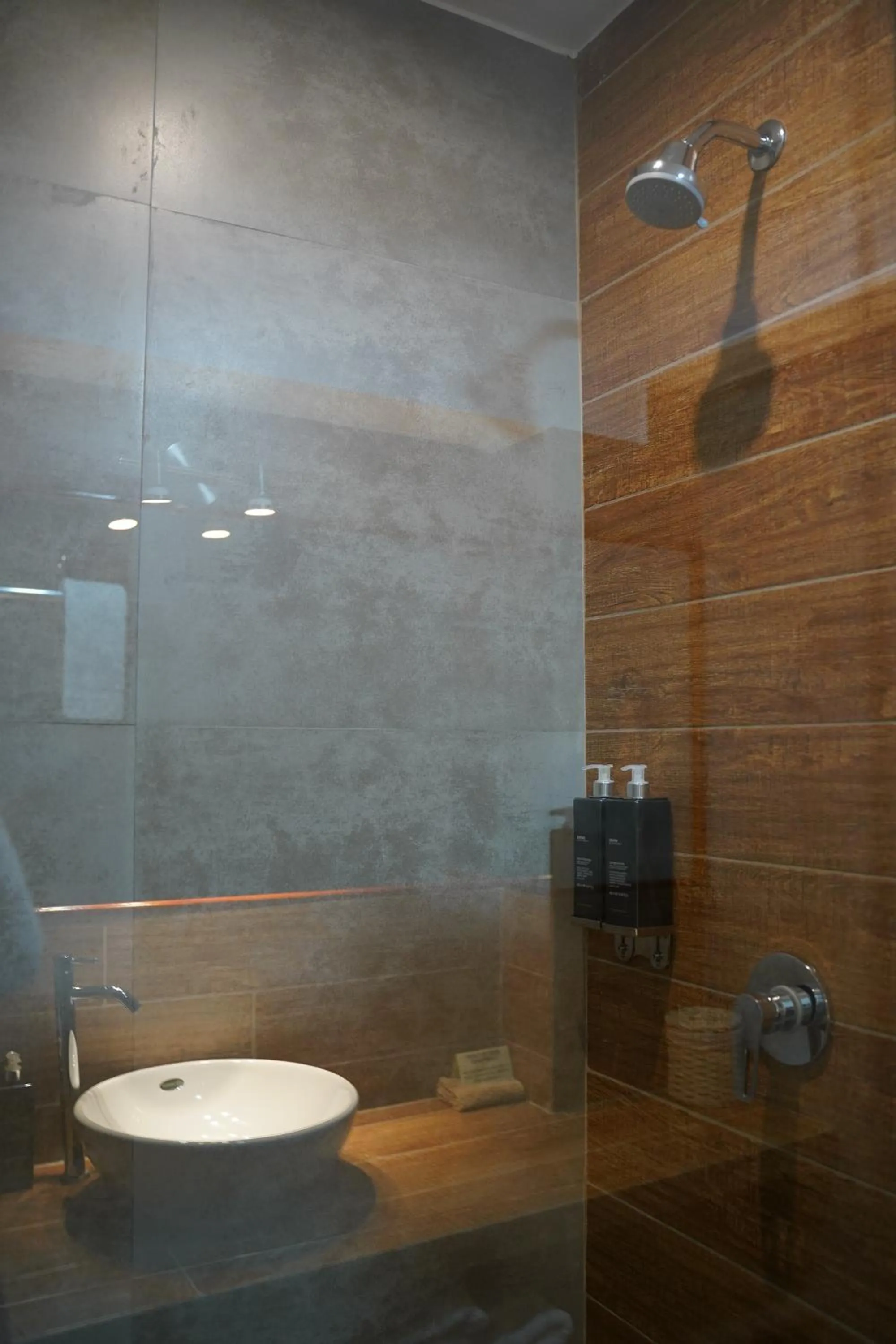 Shower in Muru Homely Hotel Cusco