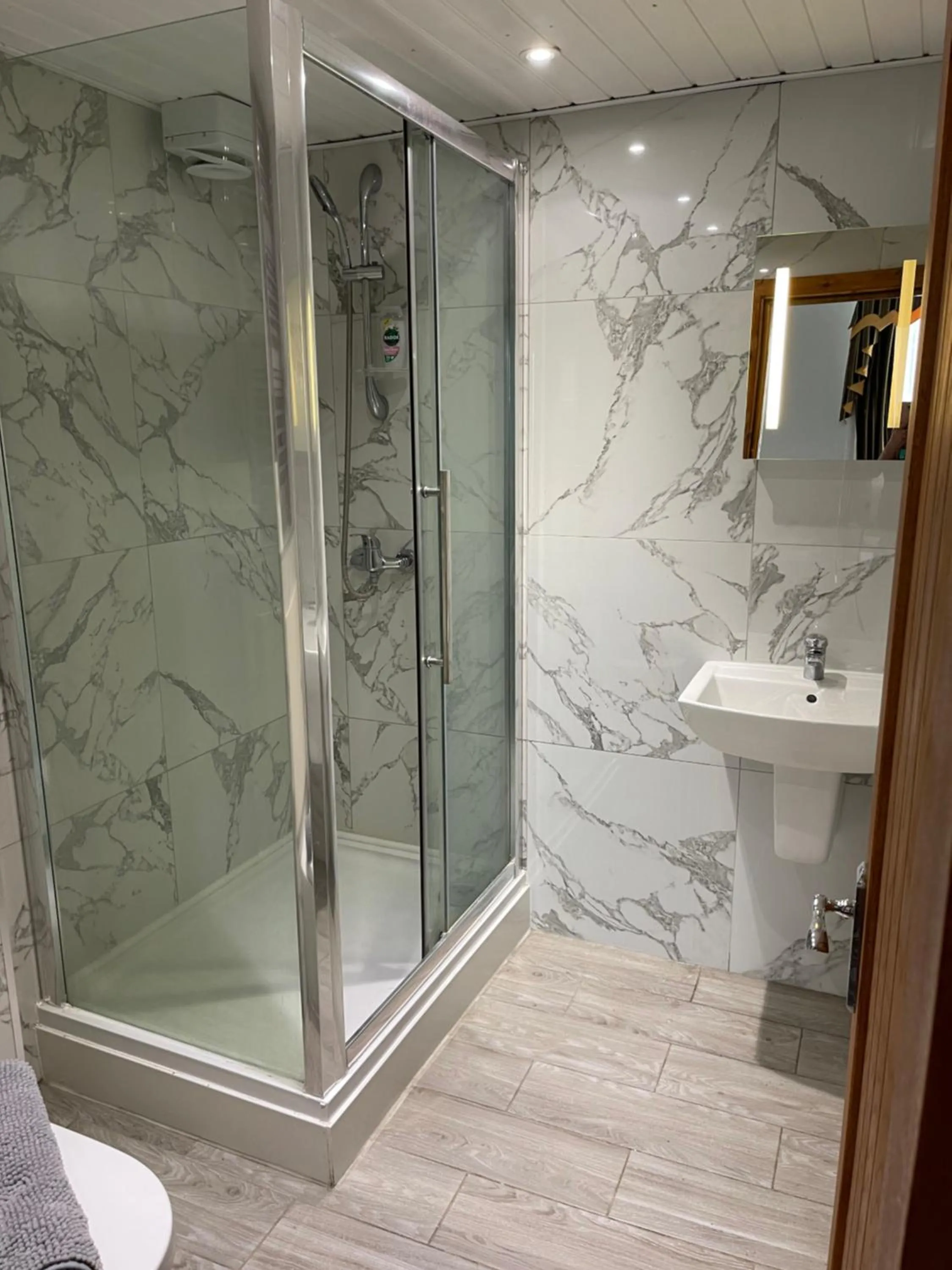 Shower in The Six Bells Hotel