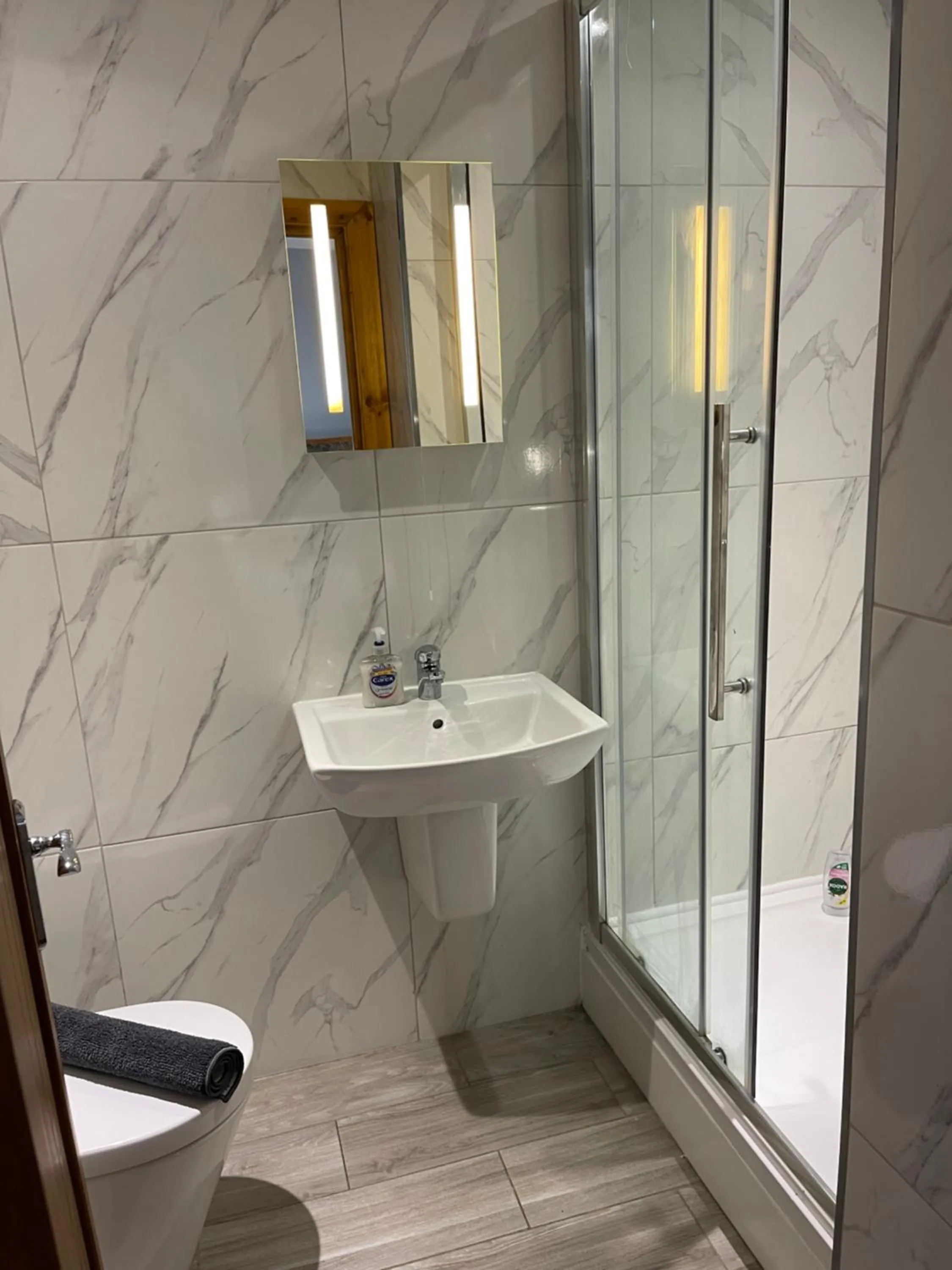 Shower in The Six Bells Hotel