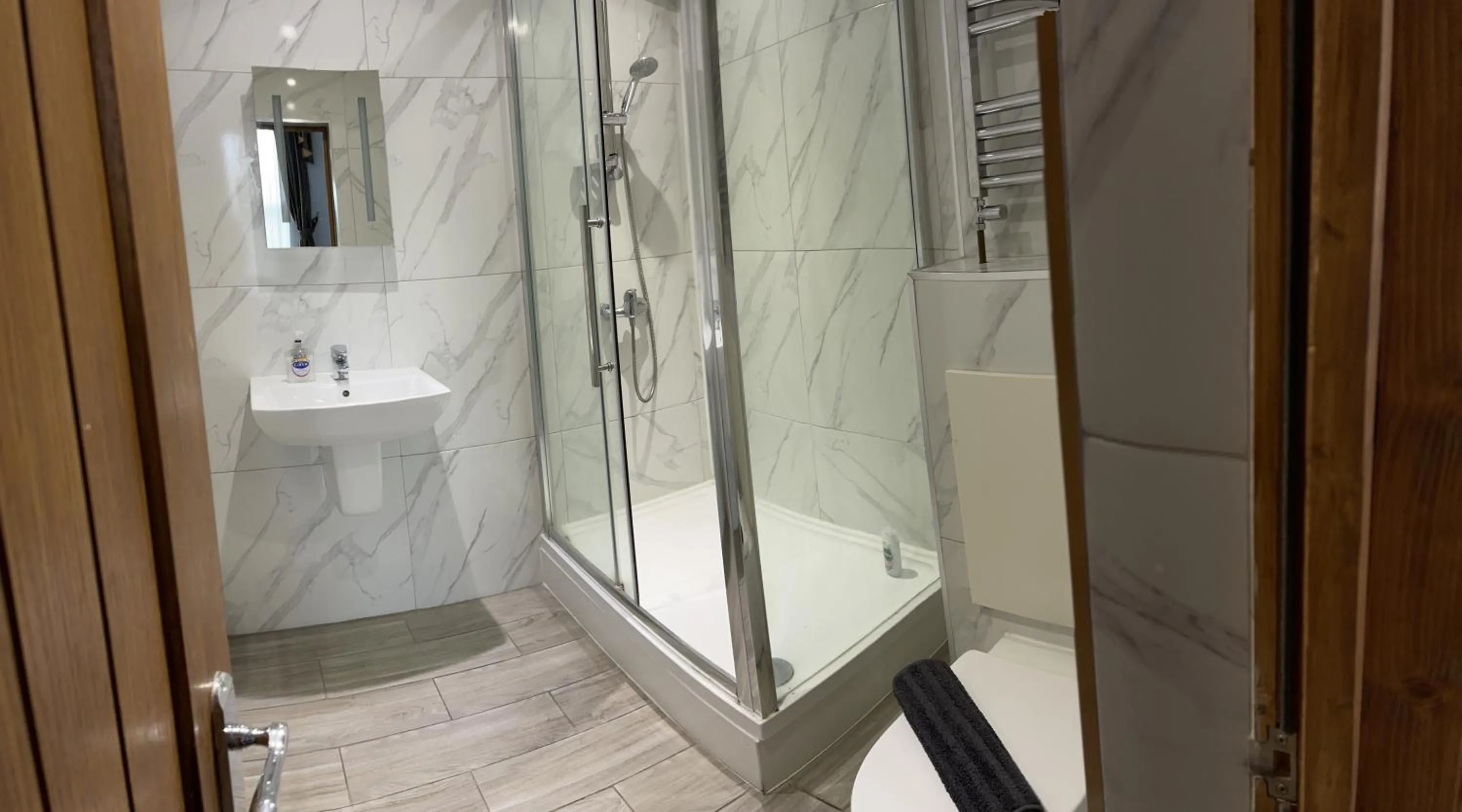 Shower in The Six Bells Hotel