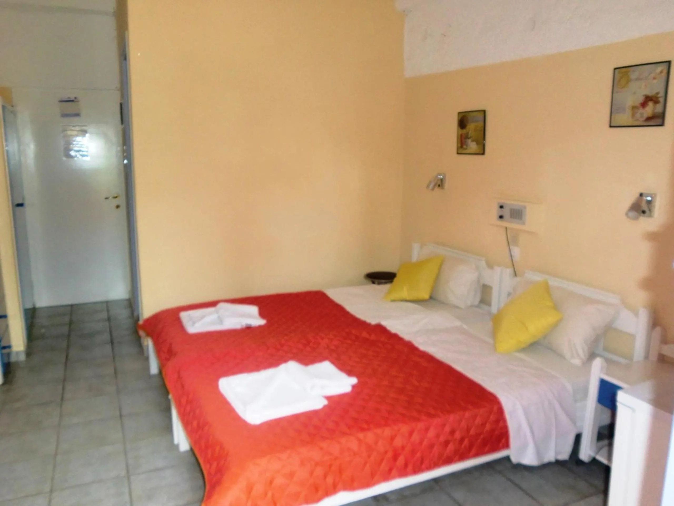 Photo of the whole room, Bed in Hotel Neos Matala