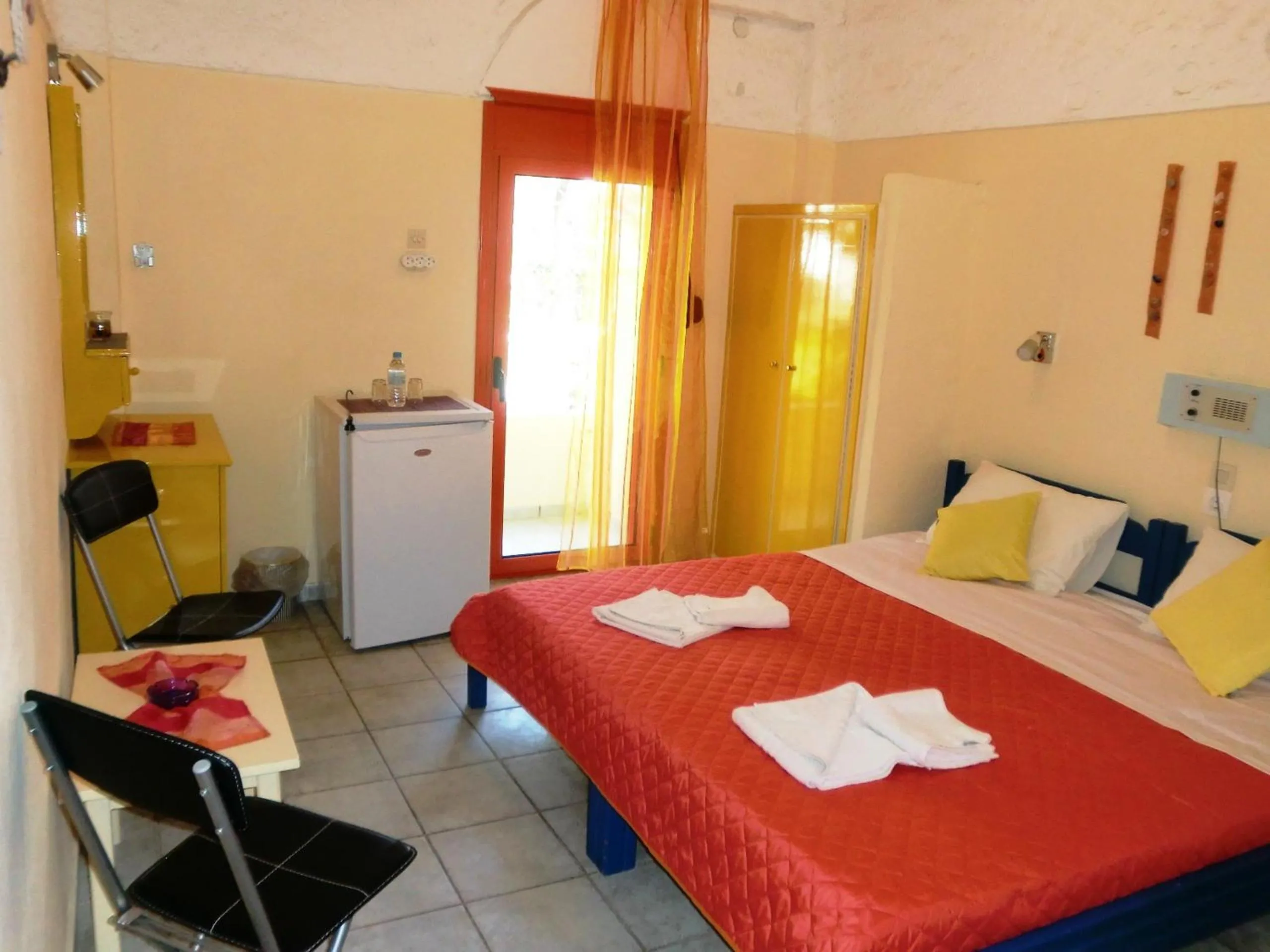 Photo of the whole room, Bed in Hotel Neos Matala