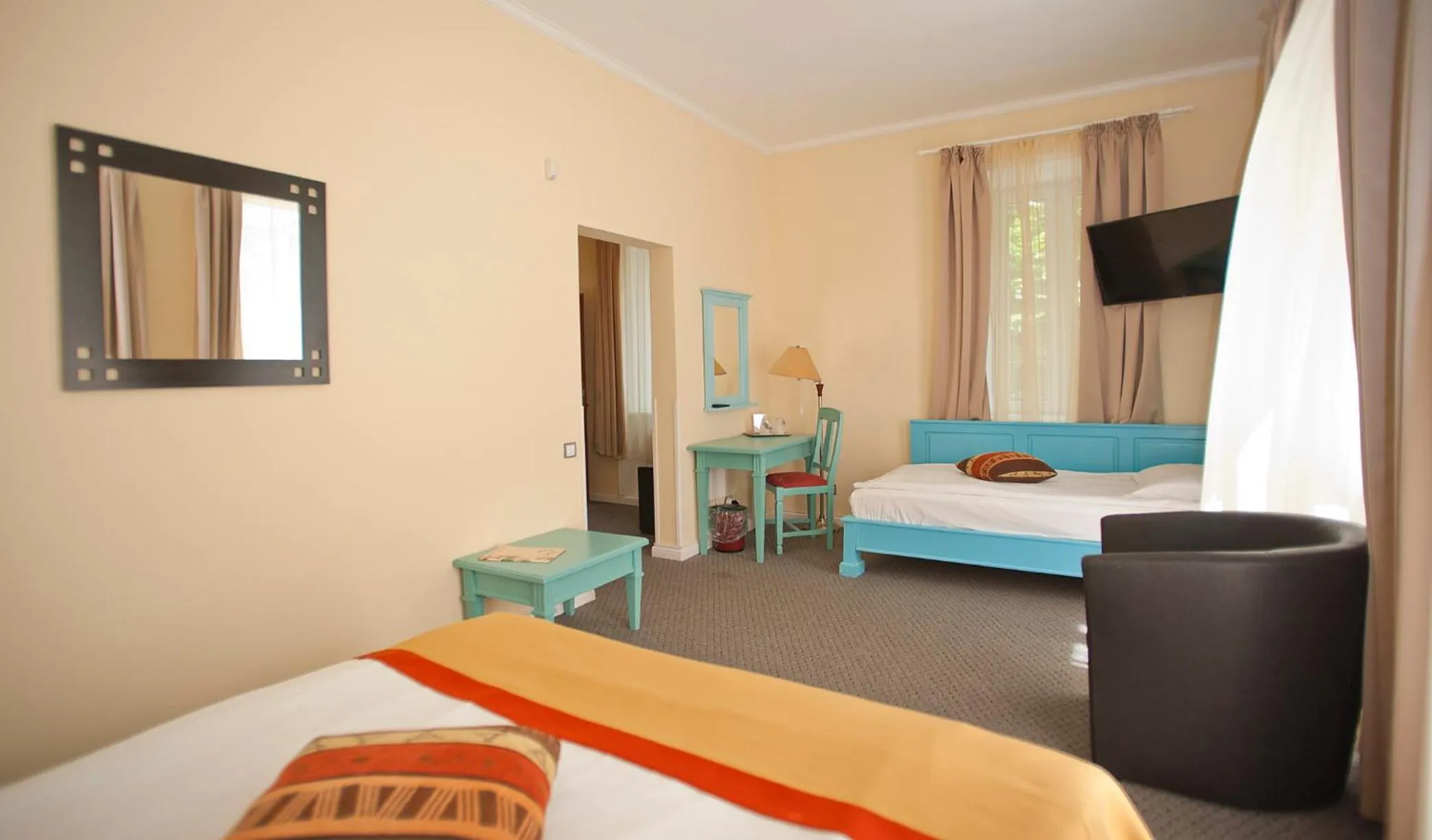 Shower, Bed in Hotel Bastion