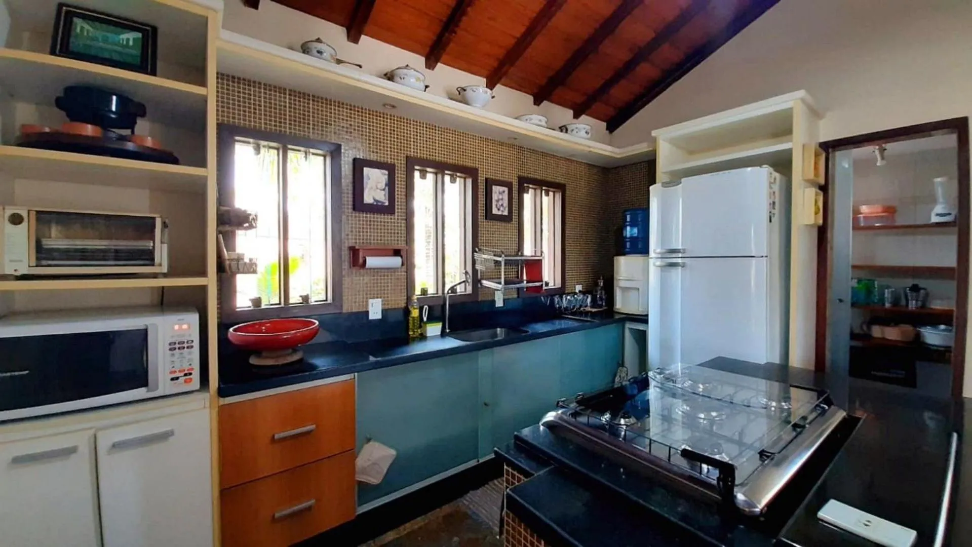 Kitchen or kitchenette in Casa confortável Vista Mar e Piscina em Taperapuan