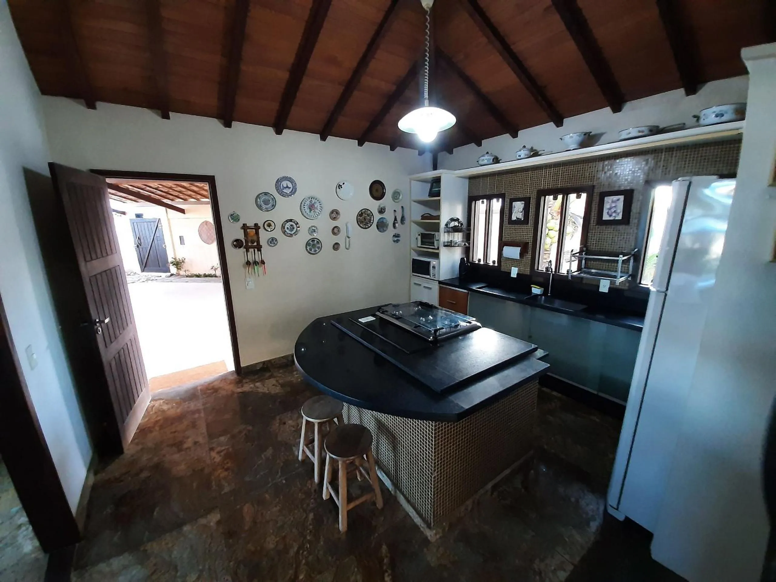 Kitchen or kitchenette in Casa confortável Vista Mar e Piscina em Taperapuan