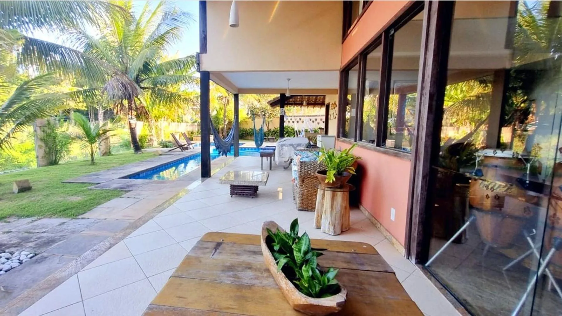Balcony/Terrace in Casa confortável Vista Mar e Piscina em Taperapuan