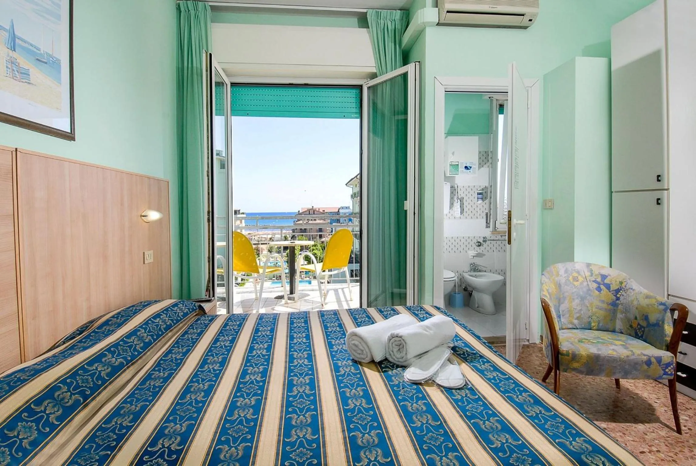 Shower, Bed in Hotel Bahamas