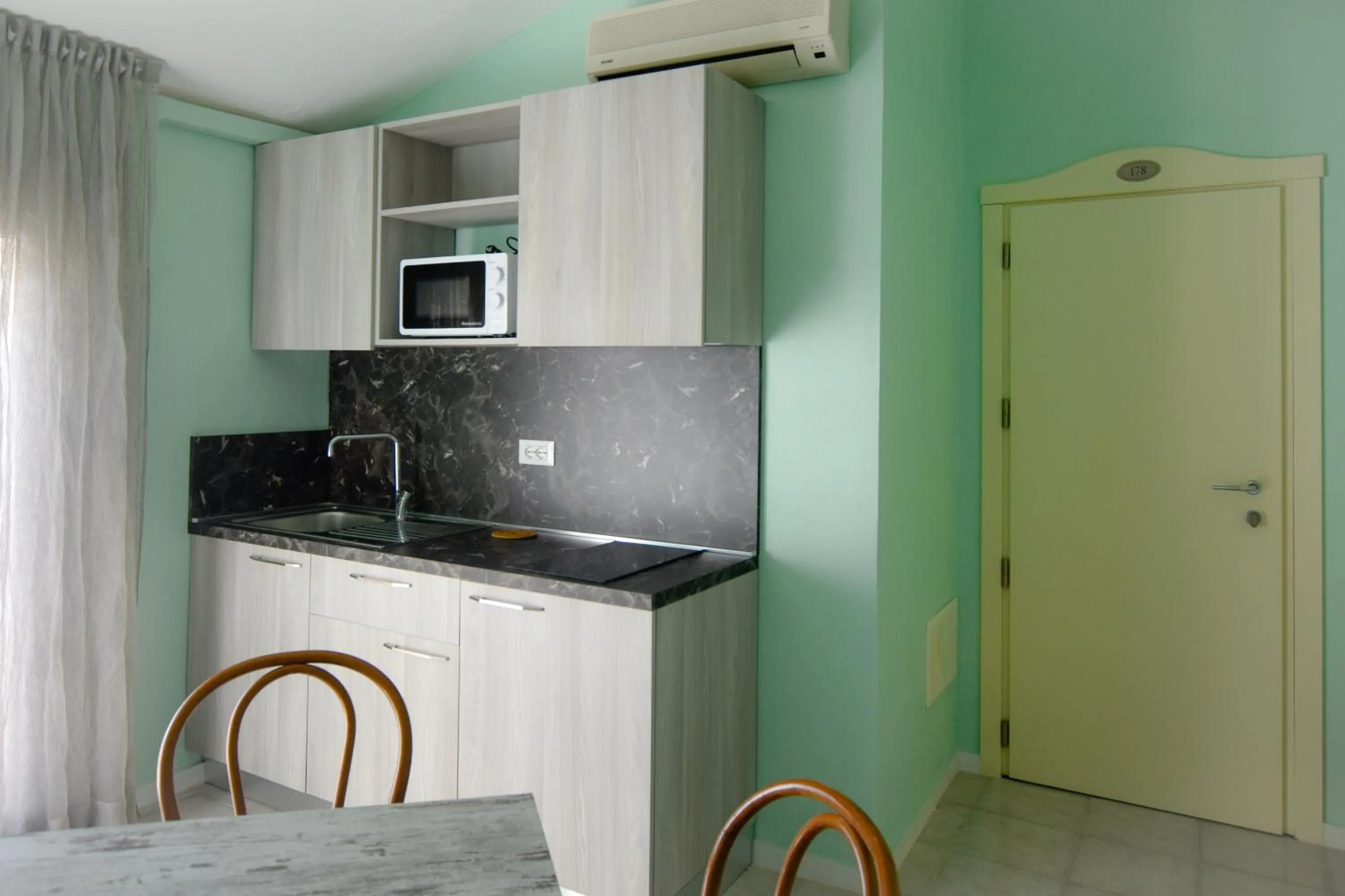 Kitchen or kitchenette in Hotel Bahamas