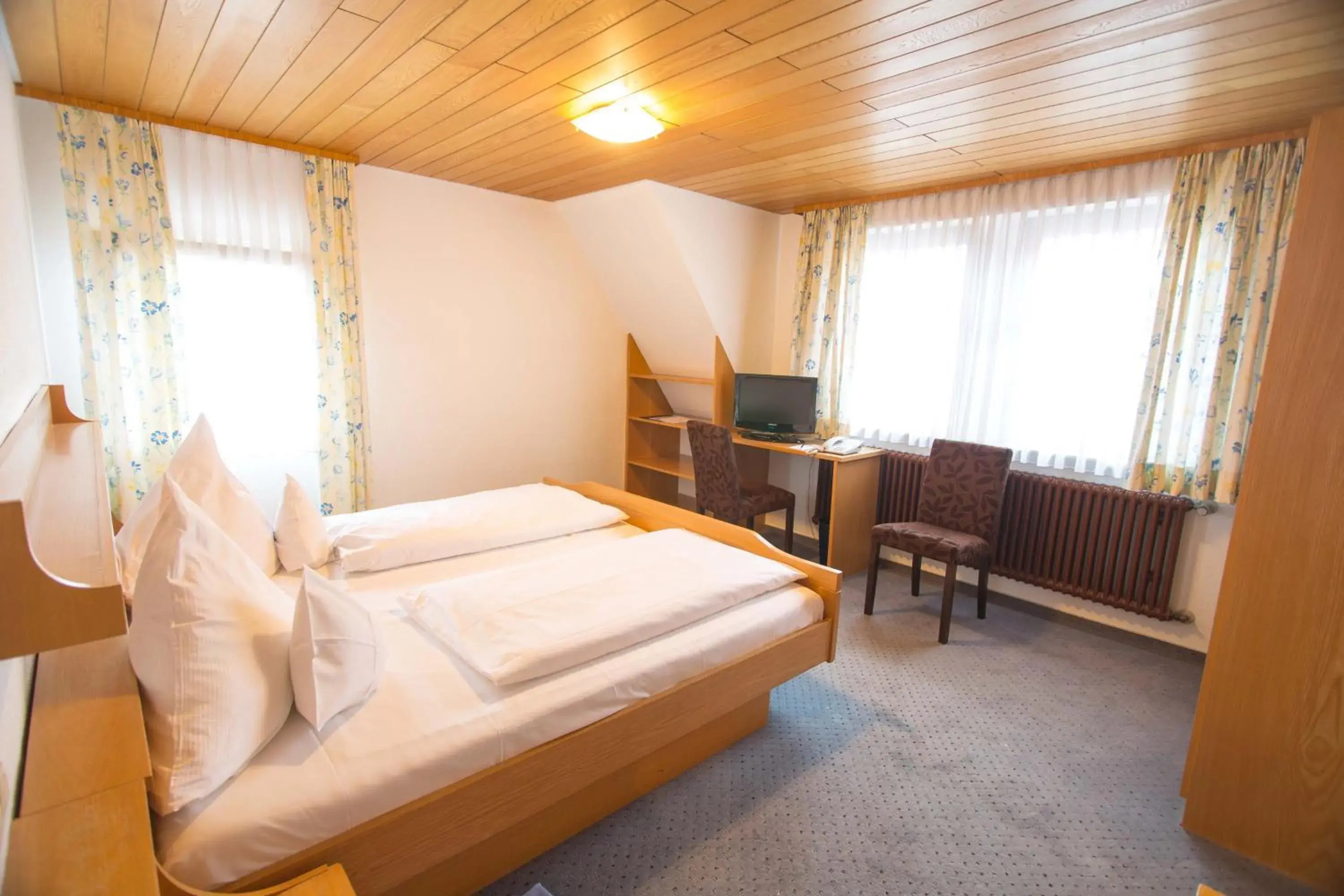 Standard Double Room - single occupancy in Hotel-Restaurant & Metzgerei Rößle Standard Double Room - single occupancy in Hotel-Restaurant & Metzgerei Rößle