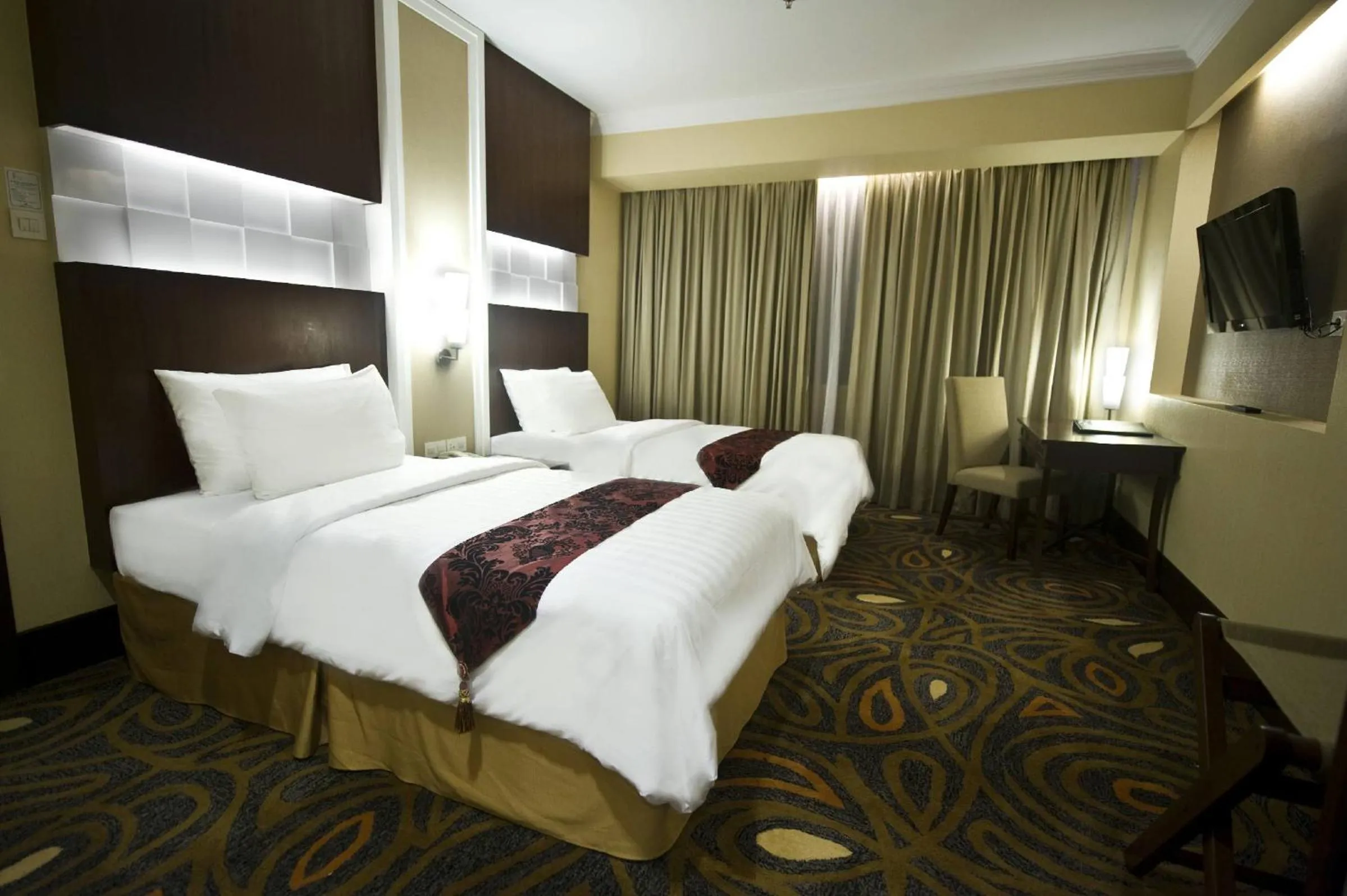 Bed in Emerald Garden International Hotel