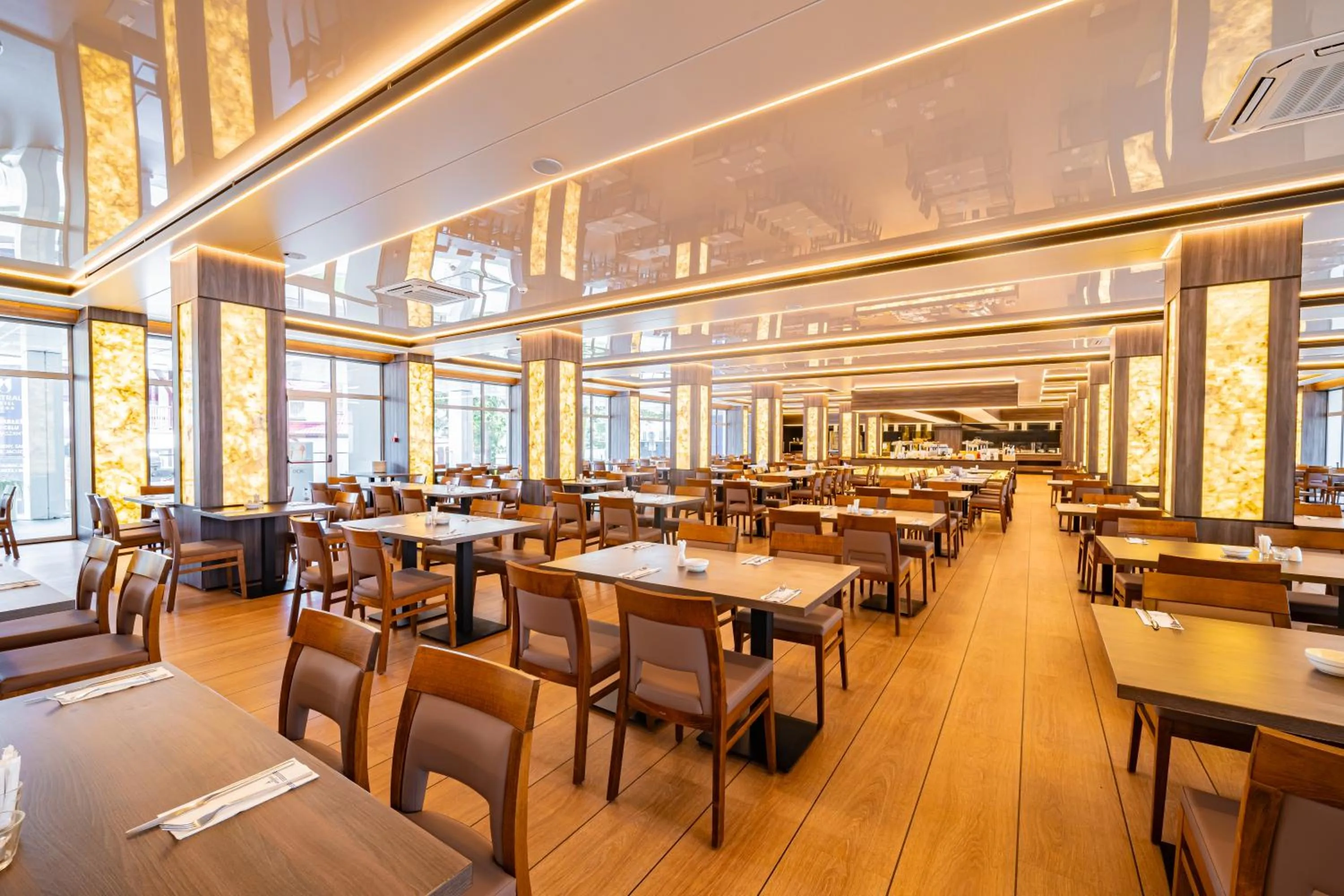 Restaurant/places to eat in Hotel Unitral SPA w Mielnie