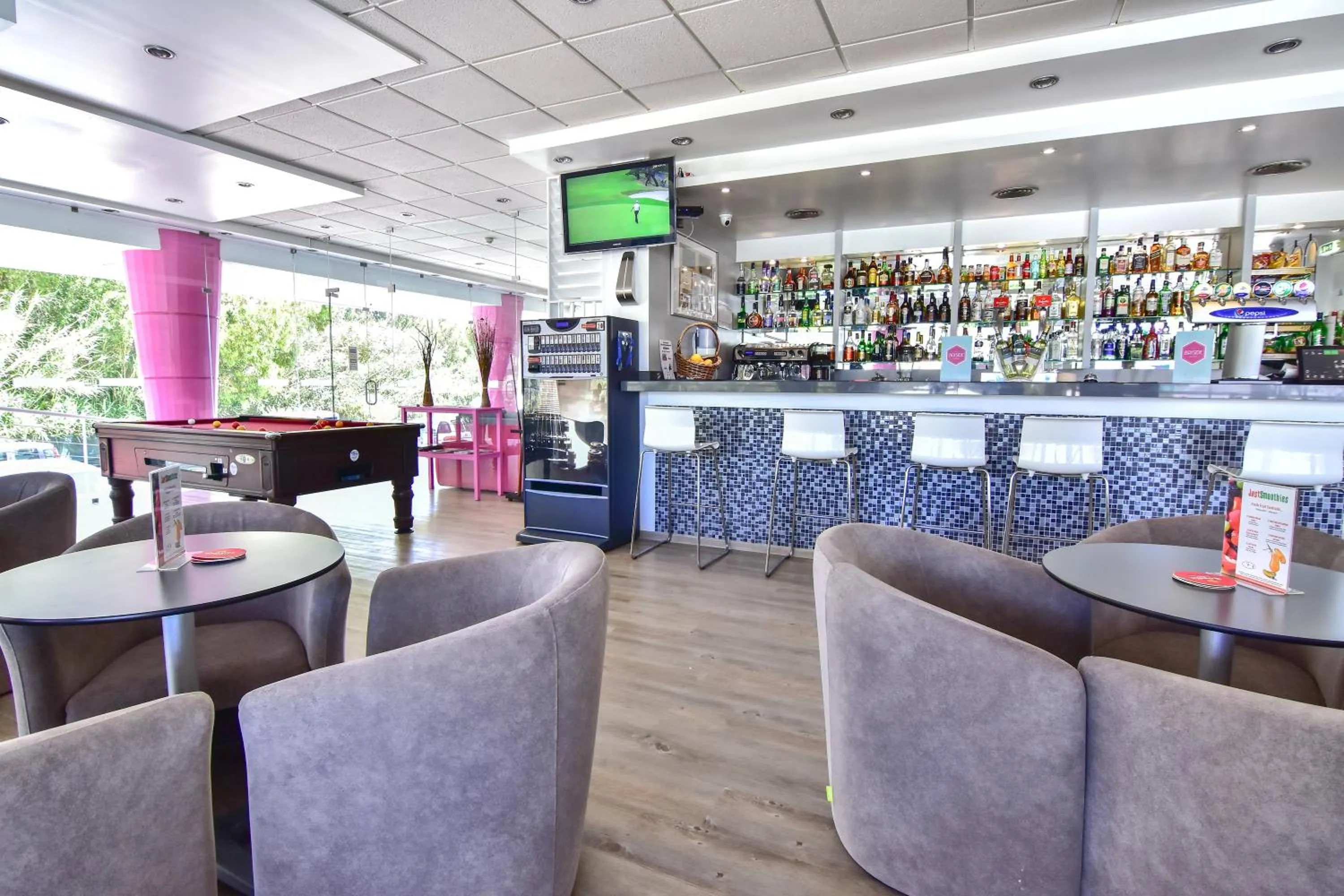 Lounge or bar in Bayside Salgados