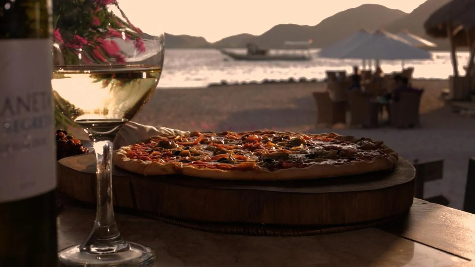 Restaurant/places to eat in Komodo Resort