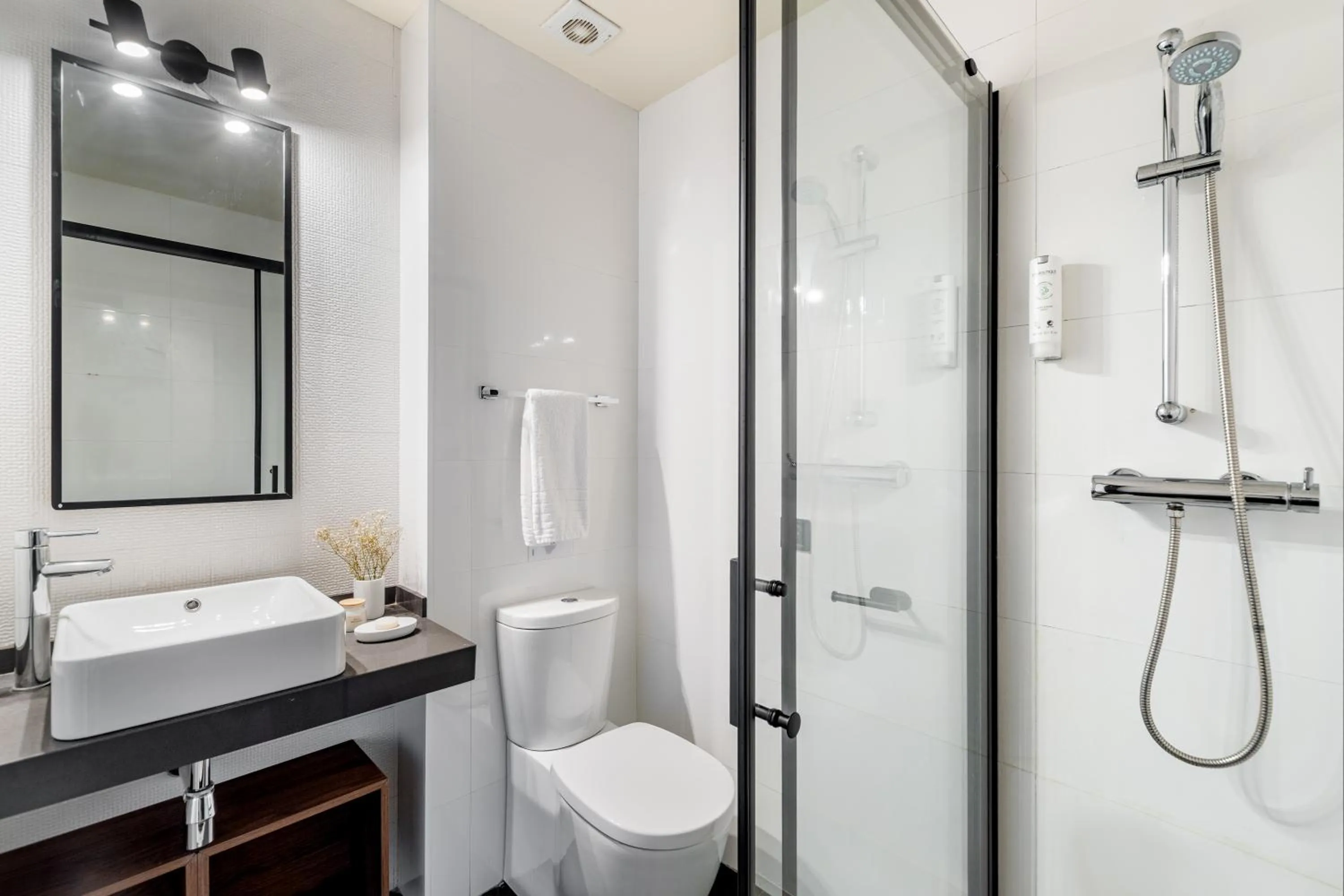 Shower in LeMar by Aspasios