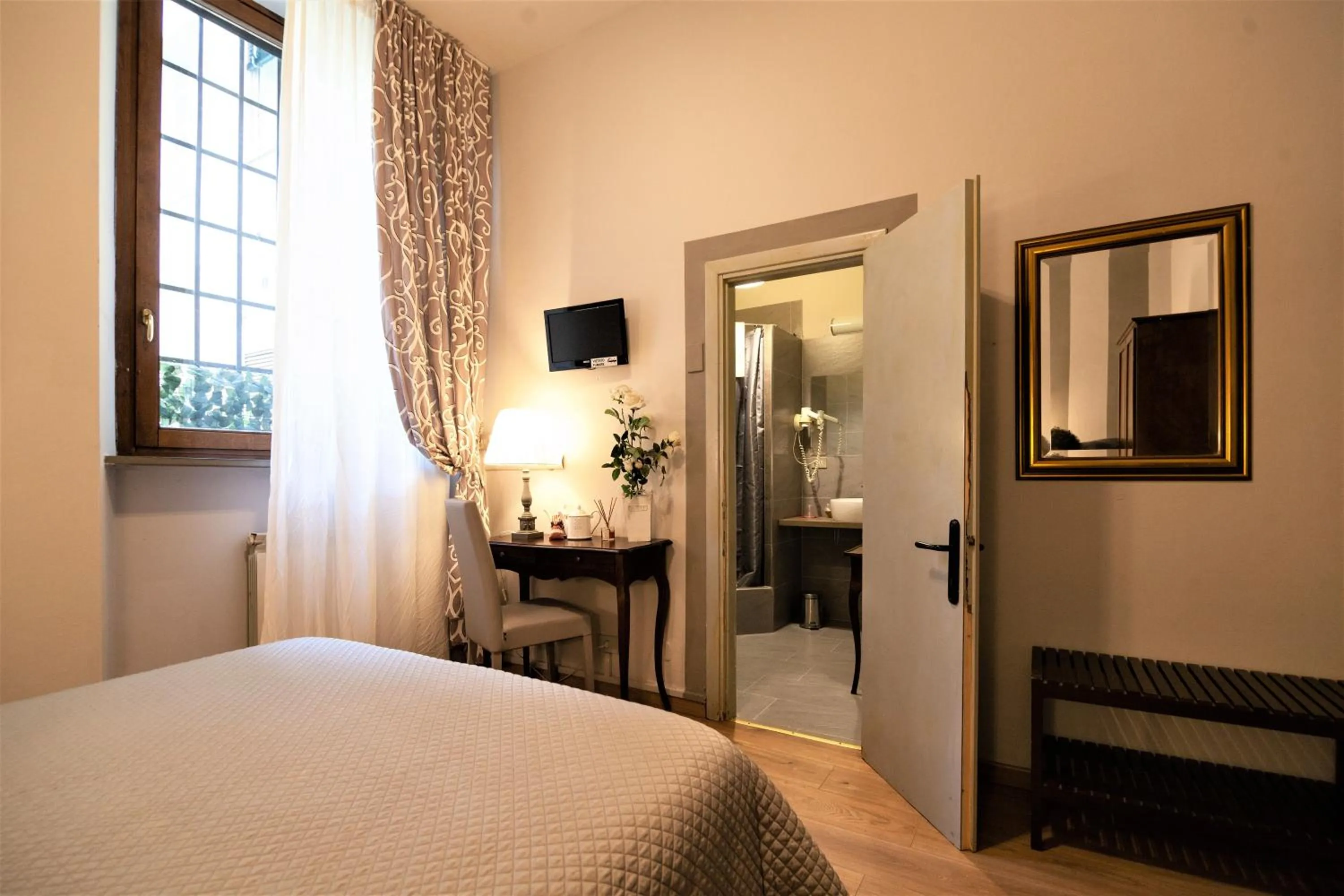 Photo of the whole room, Bed in La Colonna Historic Centre