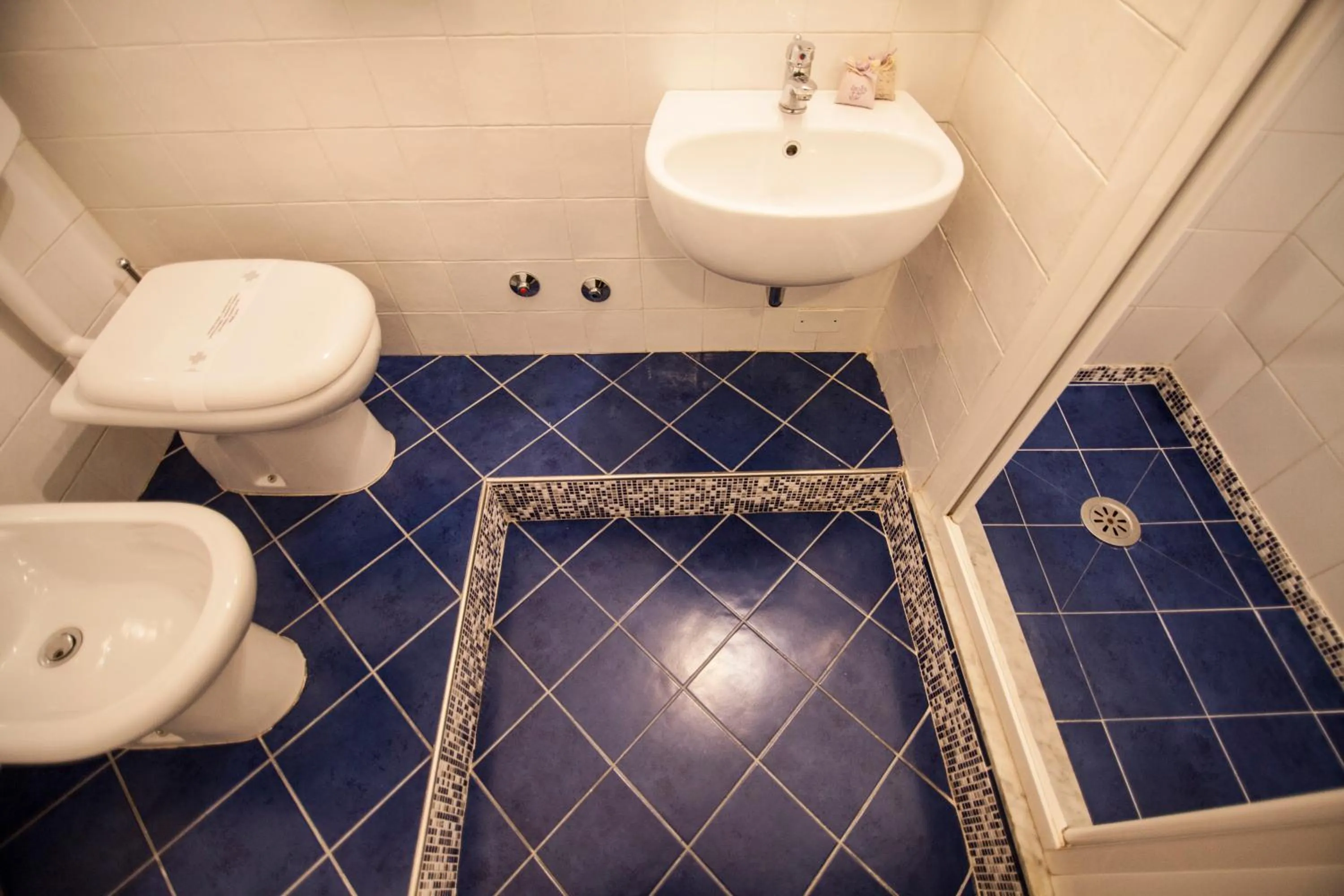 Bathroom in La Colonna Historic Centre