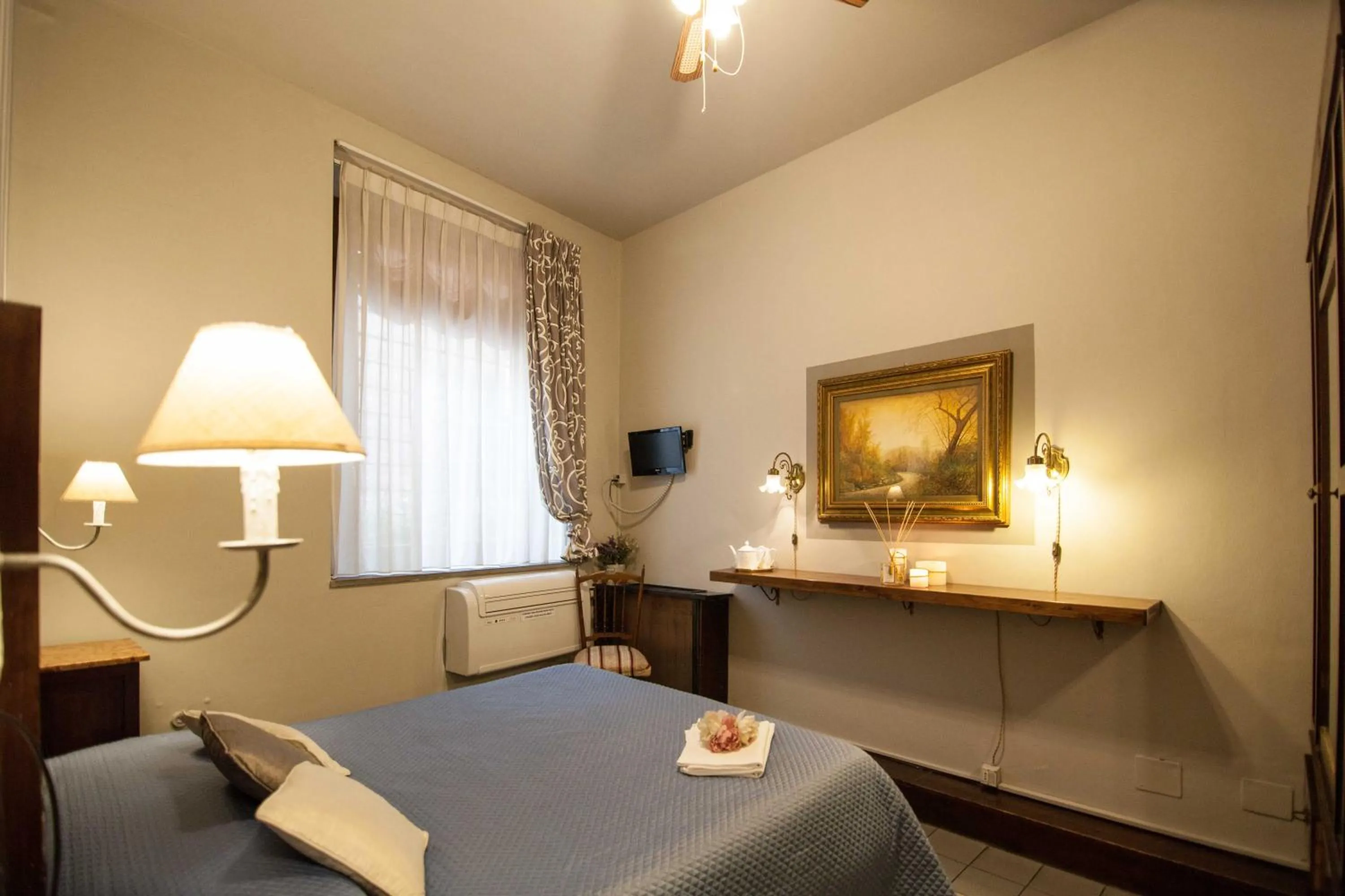 Bedroom, Bed in La Colonna Historic Centre