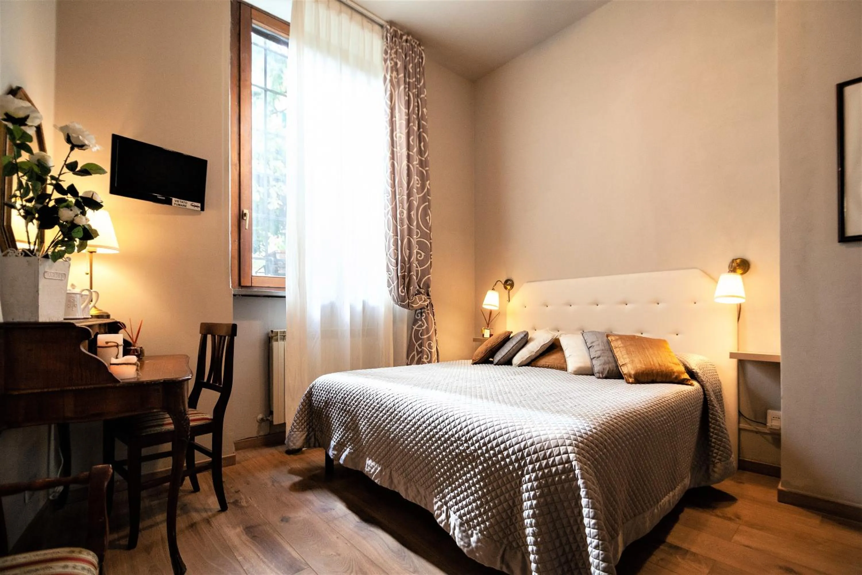 Bathroom, Bed in La Colonna Historic Centre