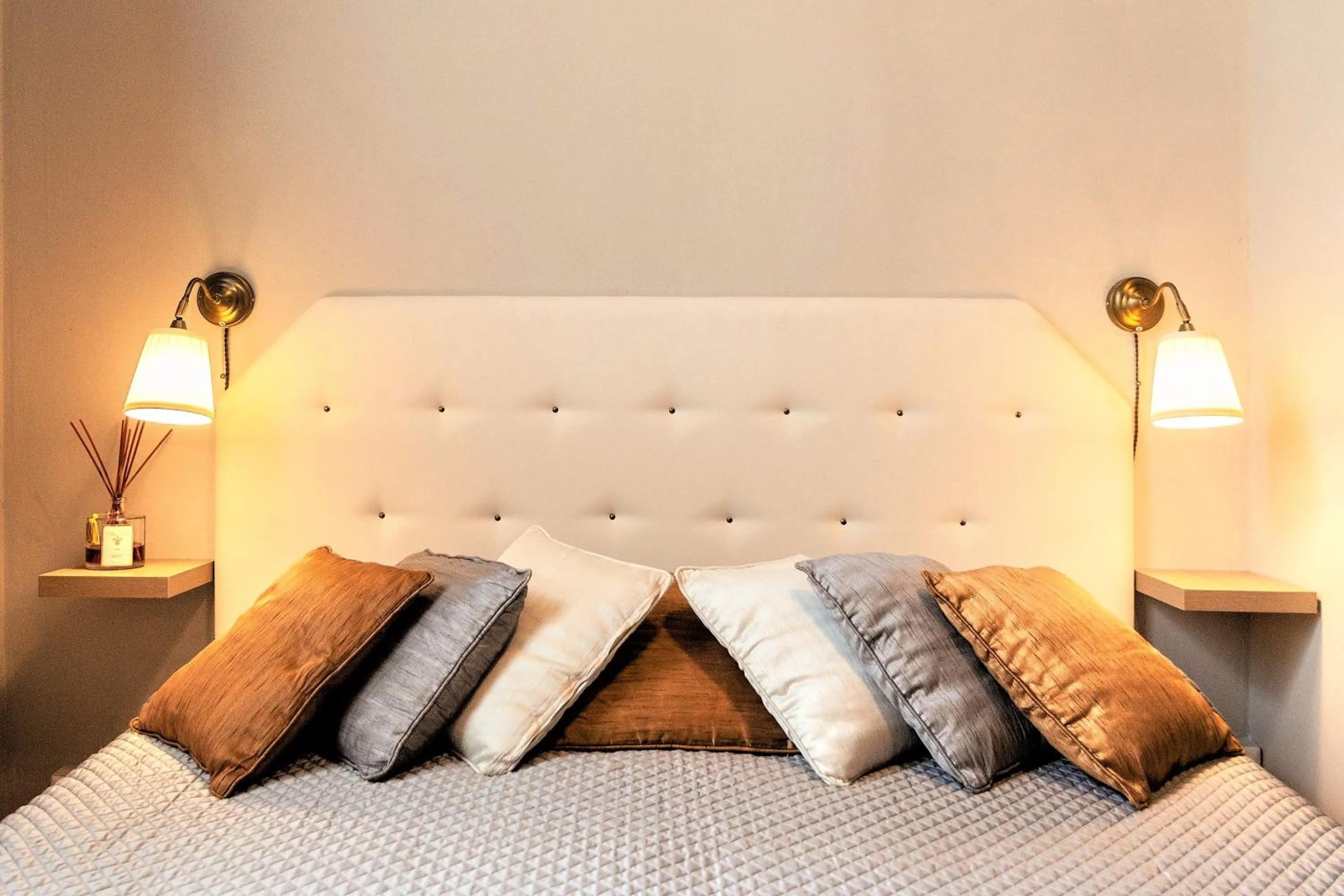 Photo of the whole room, Bed in La Colonna Historic Centre