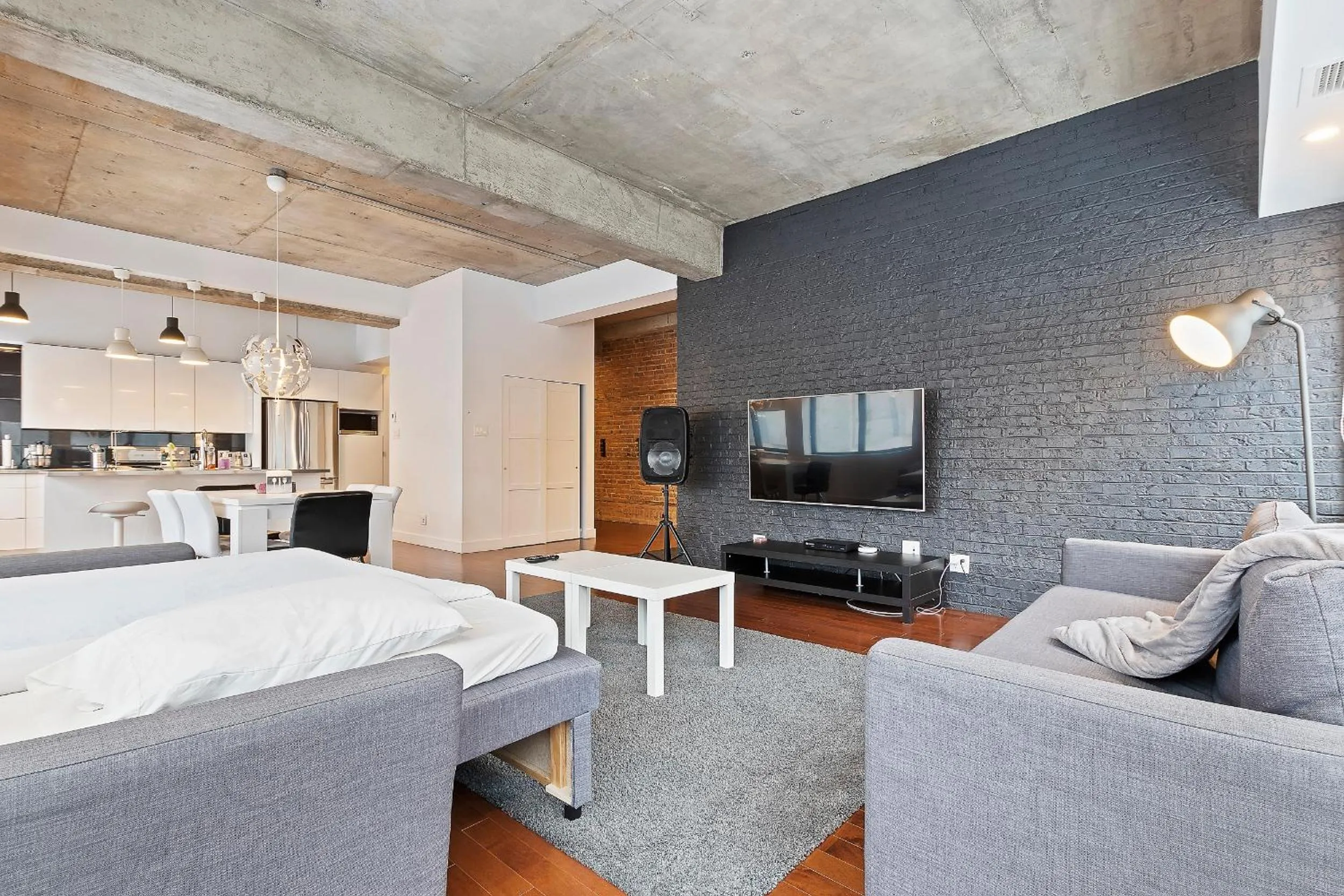 TV and multimedia, Bed in mtlFlats - Condotel Le Luxe