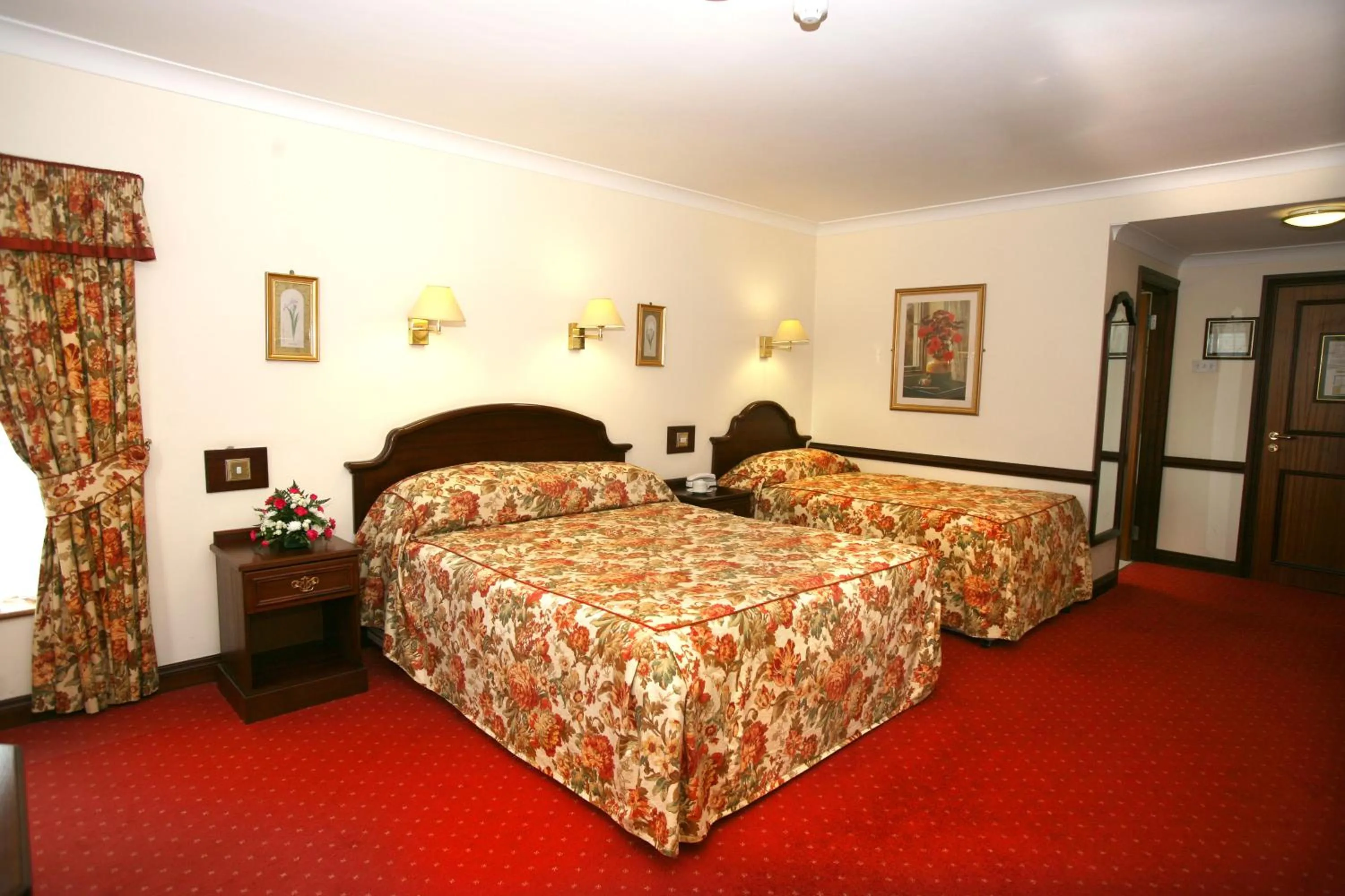 Bedroom, Bed in Dorrians Imperial Hotel