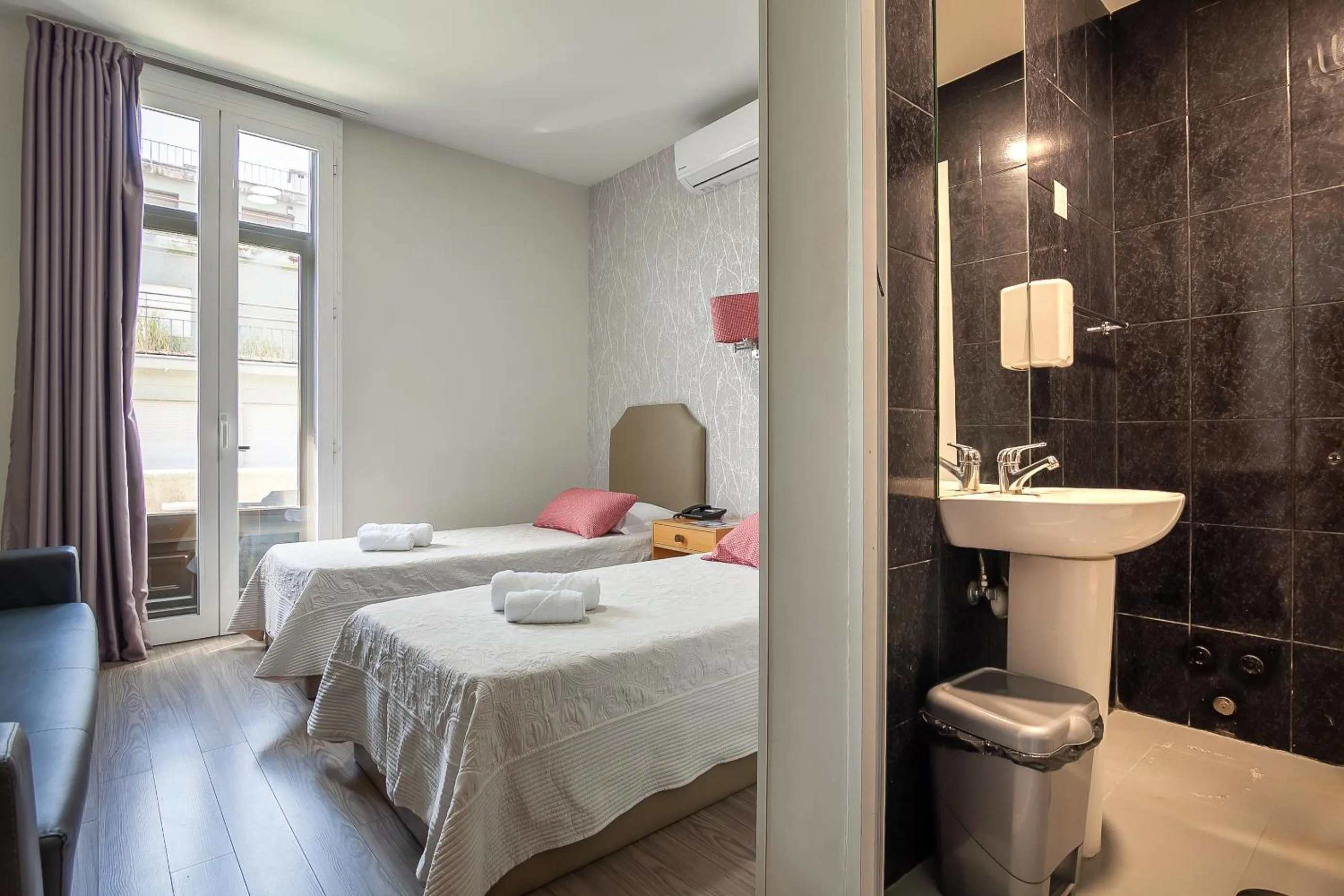 Bed in Guest House Porto Clerigus