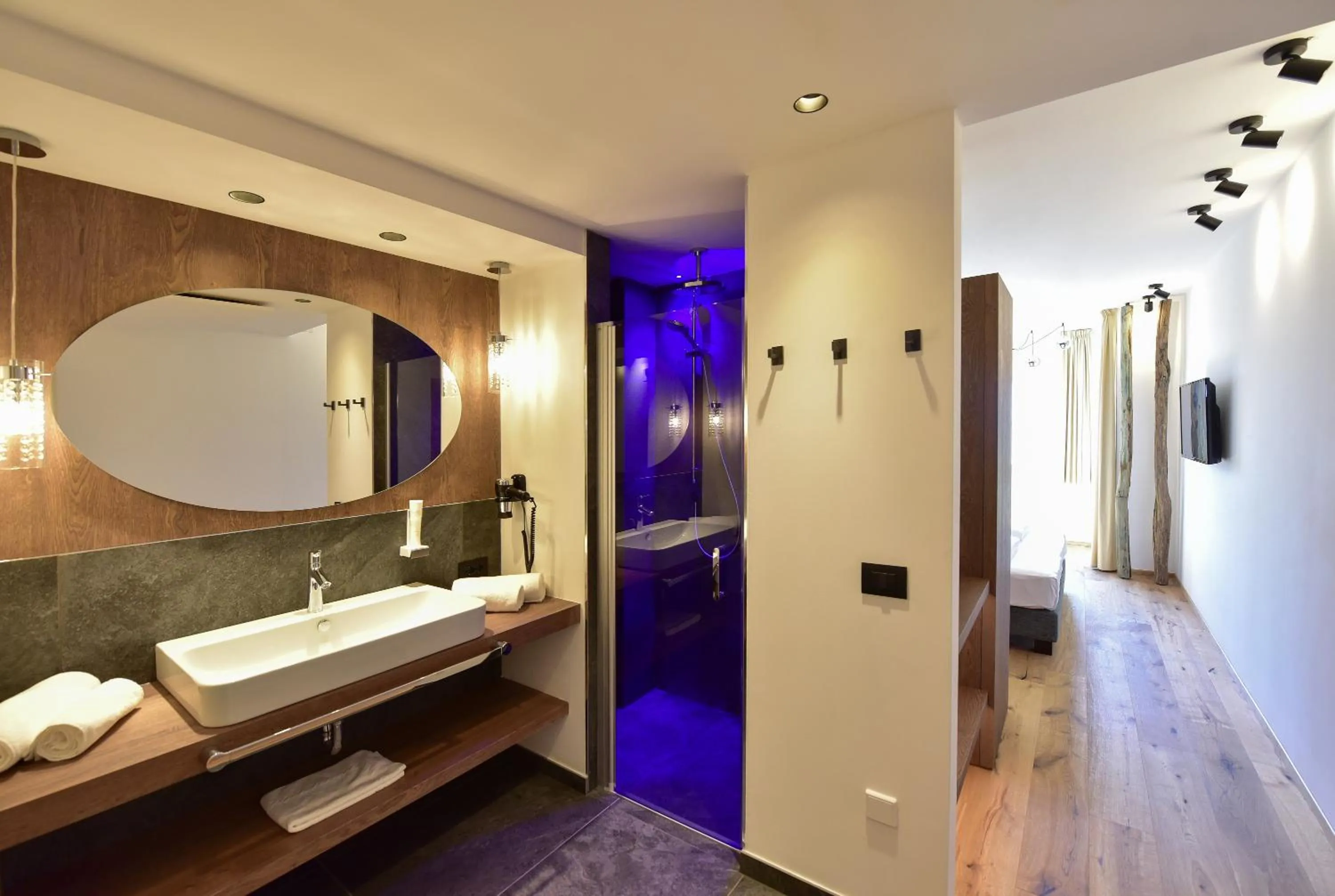Shower, Bed in Hotel Goldene Traube