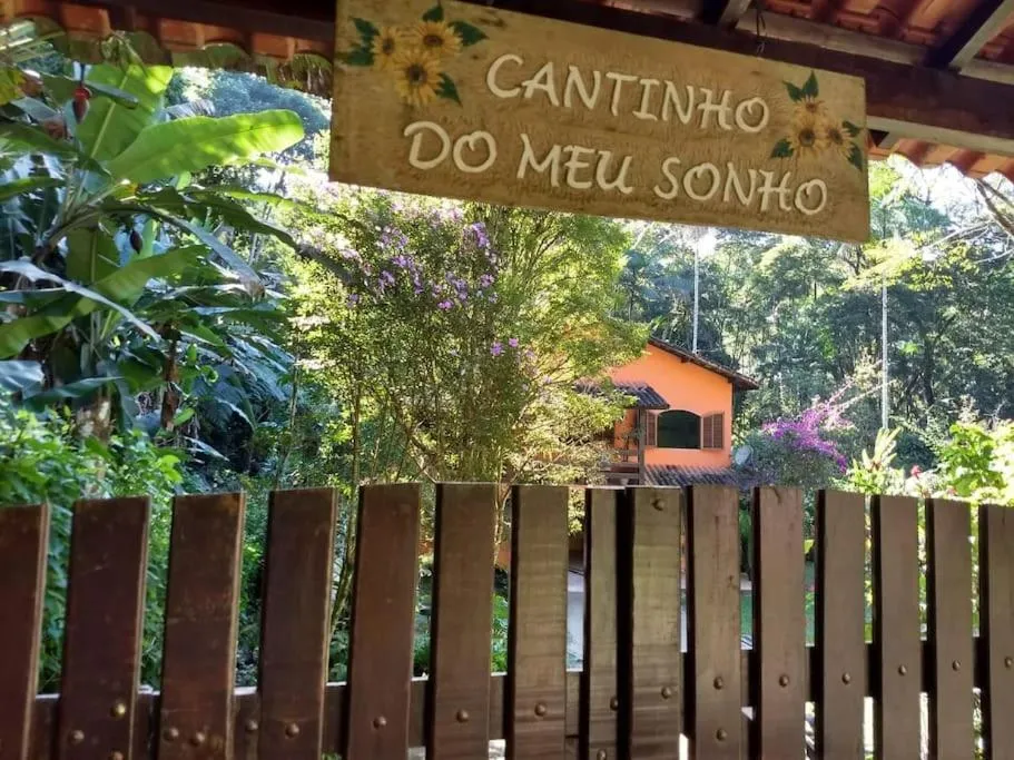 Casa em penedo com cachoeira