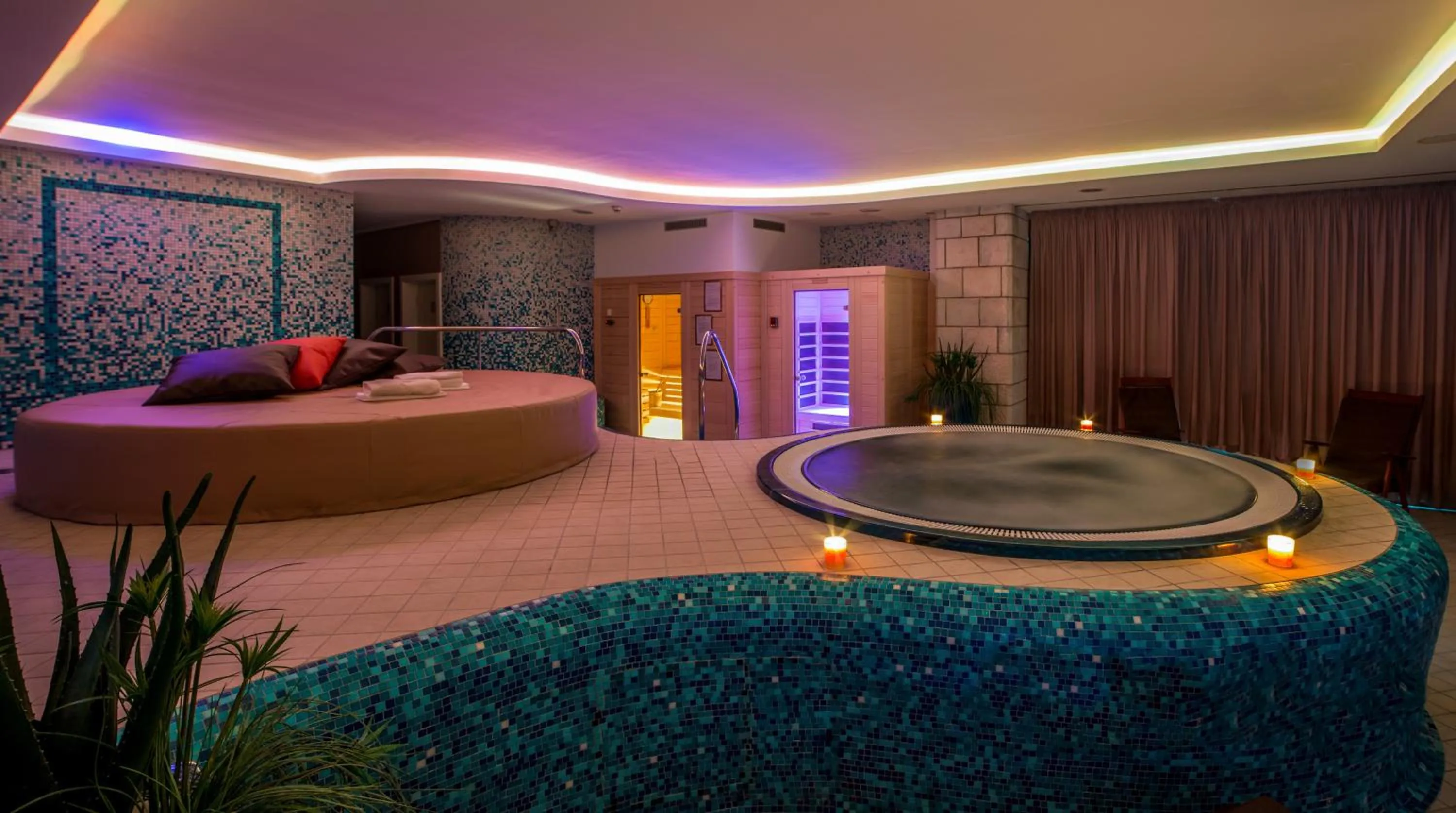 Hot Tub in Hotel Marina