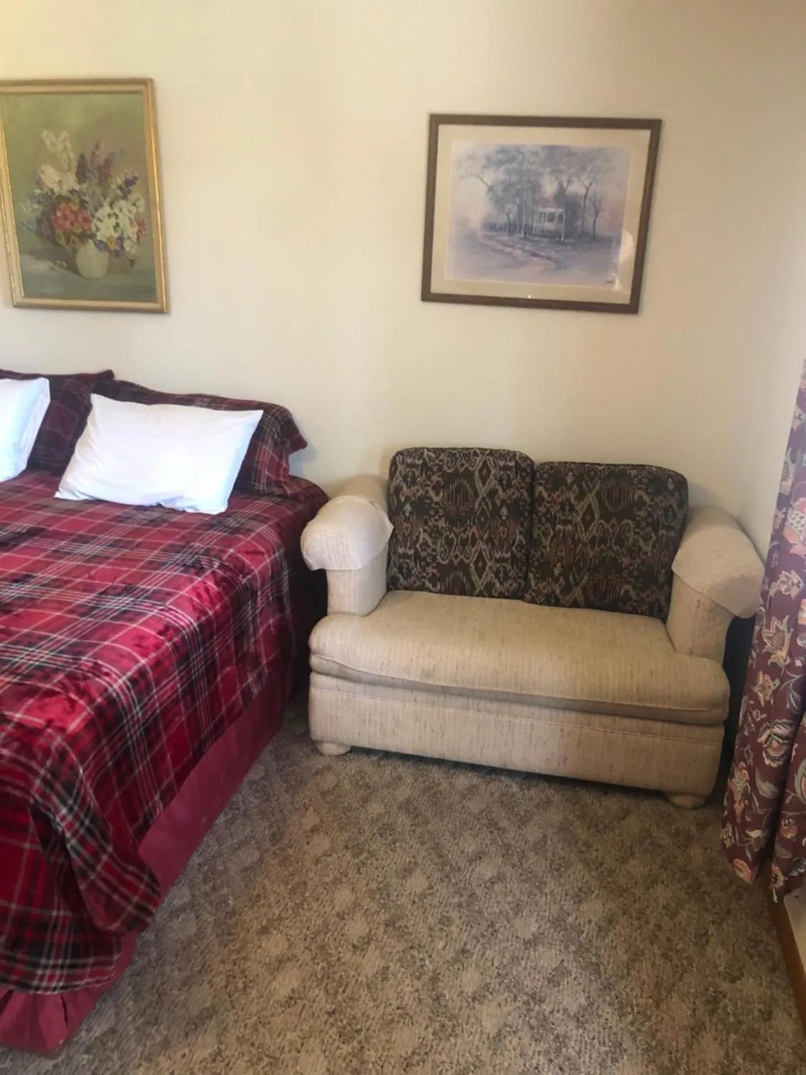 Bed in Black Hills Cabins at Quail's Crossing