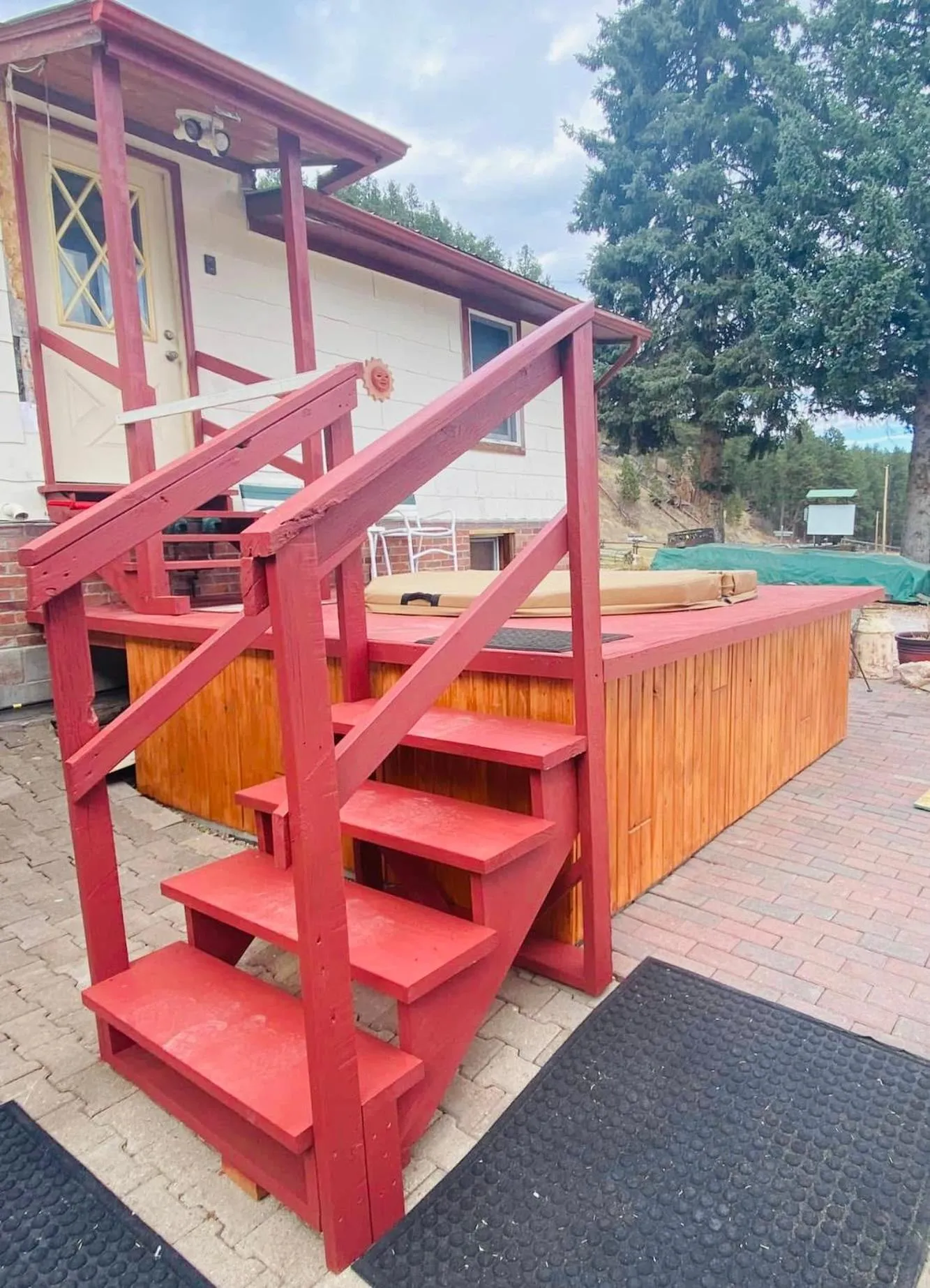 Hot Tub in Black Hills Cabins at Quail's Crossing