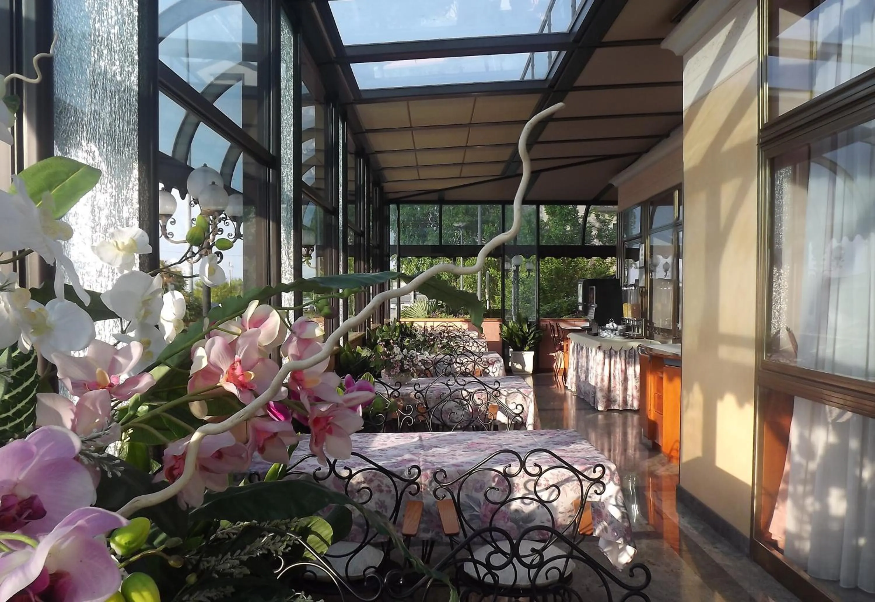 Restaurant/places to eat in Hotel Eden