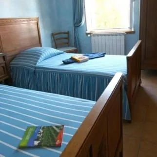 Photo of the whole room, Bed in Bellegarde