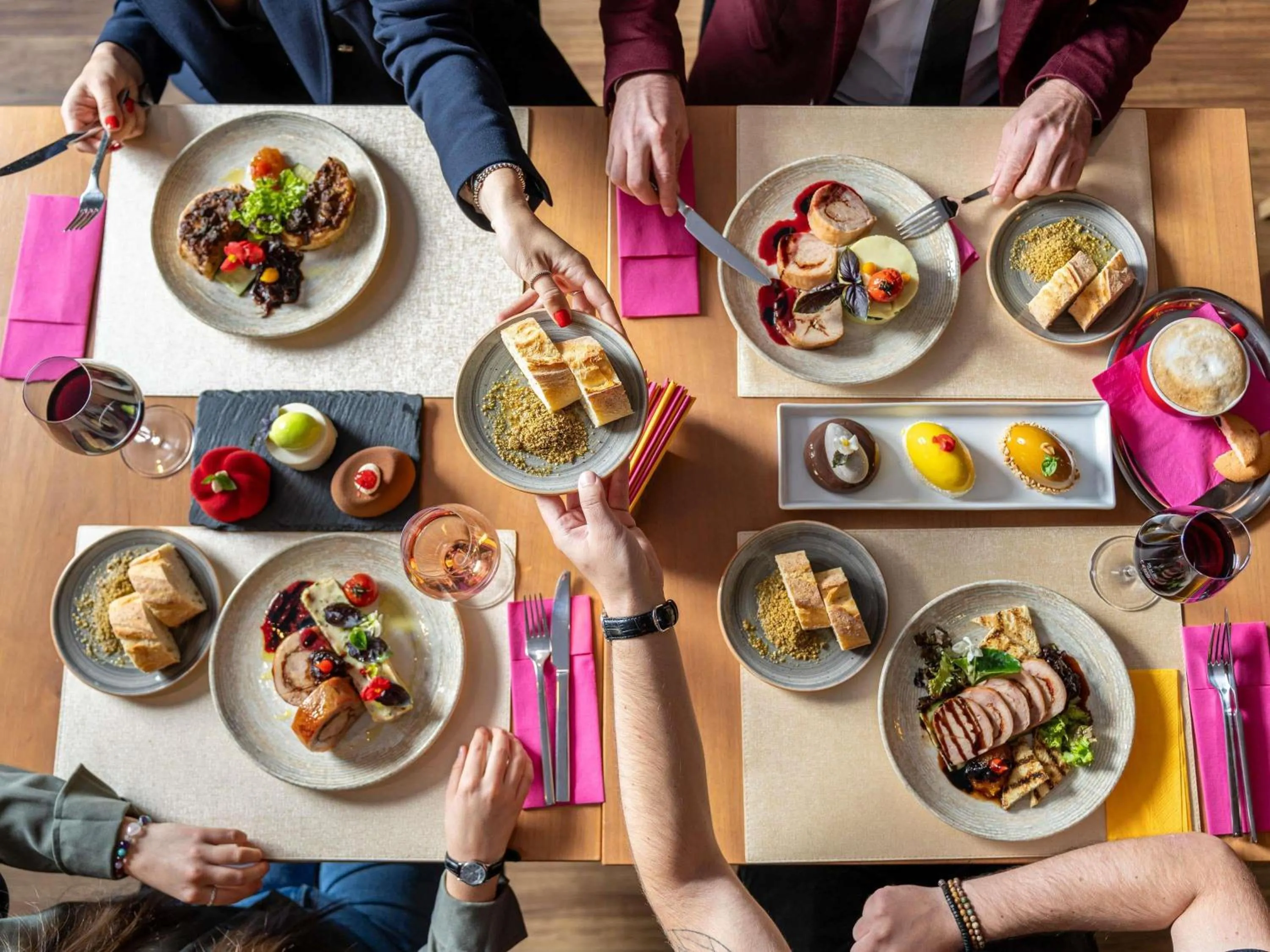 Restaurant/places to eat in Novotel Bucharest City Centre